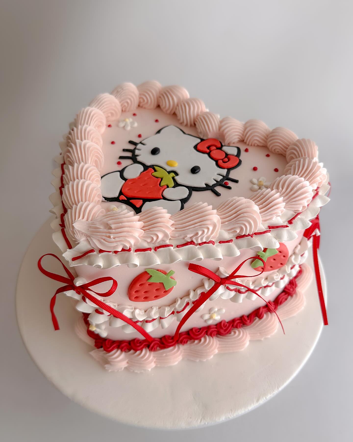 Hello Kitty is always one of the most popular themes and they are always cute!
#hellokitty #hellokittycake #customcake #strawberrycake #birthdaycake