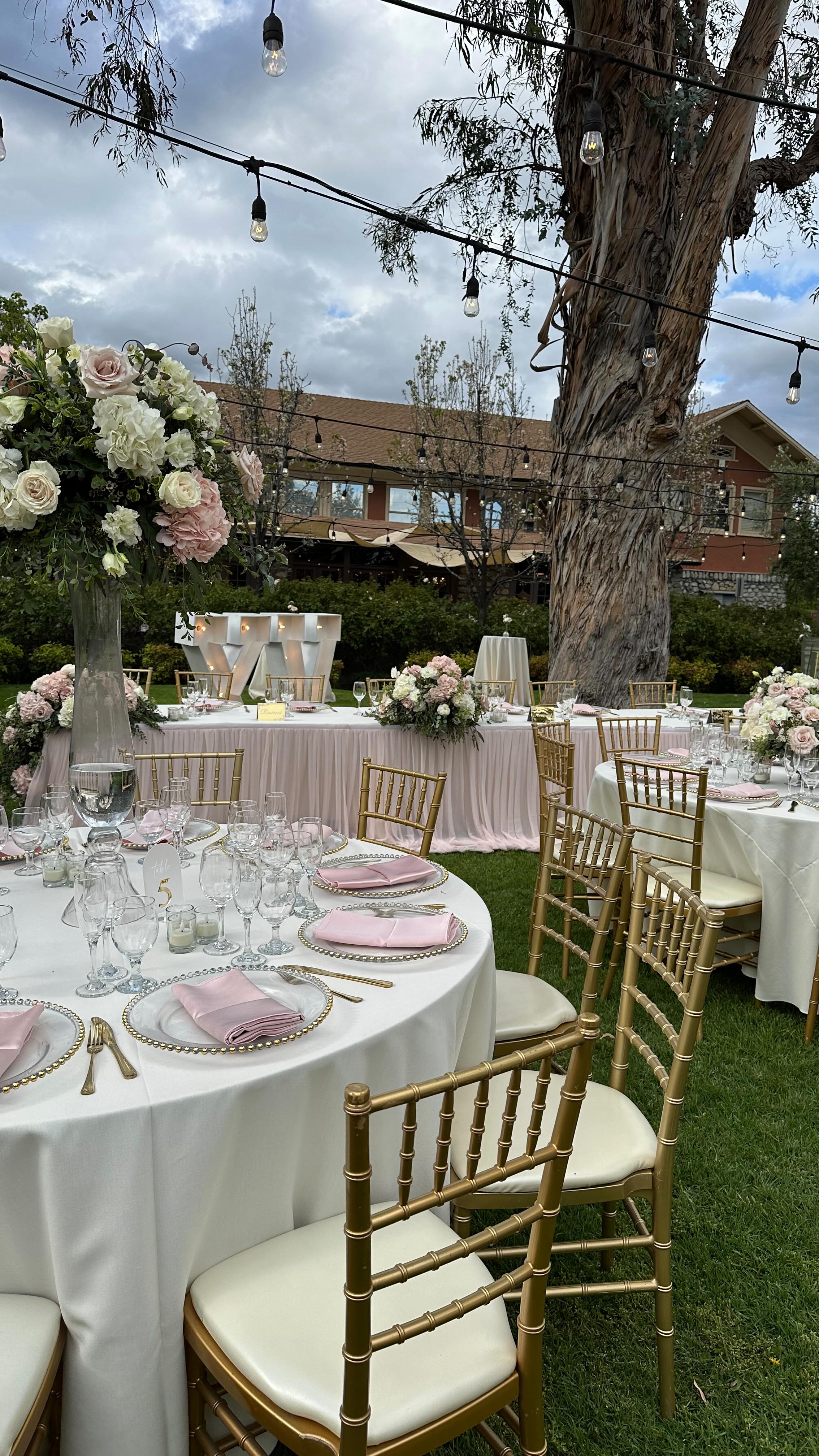 ✨It’s all in the details ✨
•
A stunning quinceanera🎂
venue: @lavillabella
coordinators: @starstruckevents
florals: @verdeolivofloral
rentals: @ottevents
#venue #birthday #quinceñera #florals #coordinators