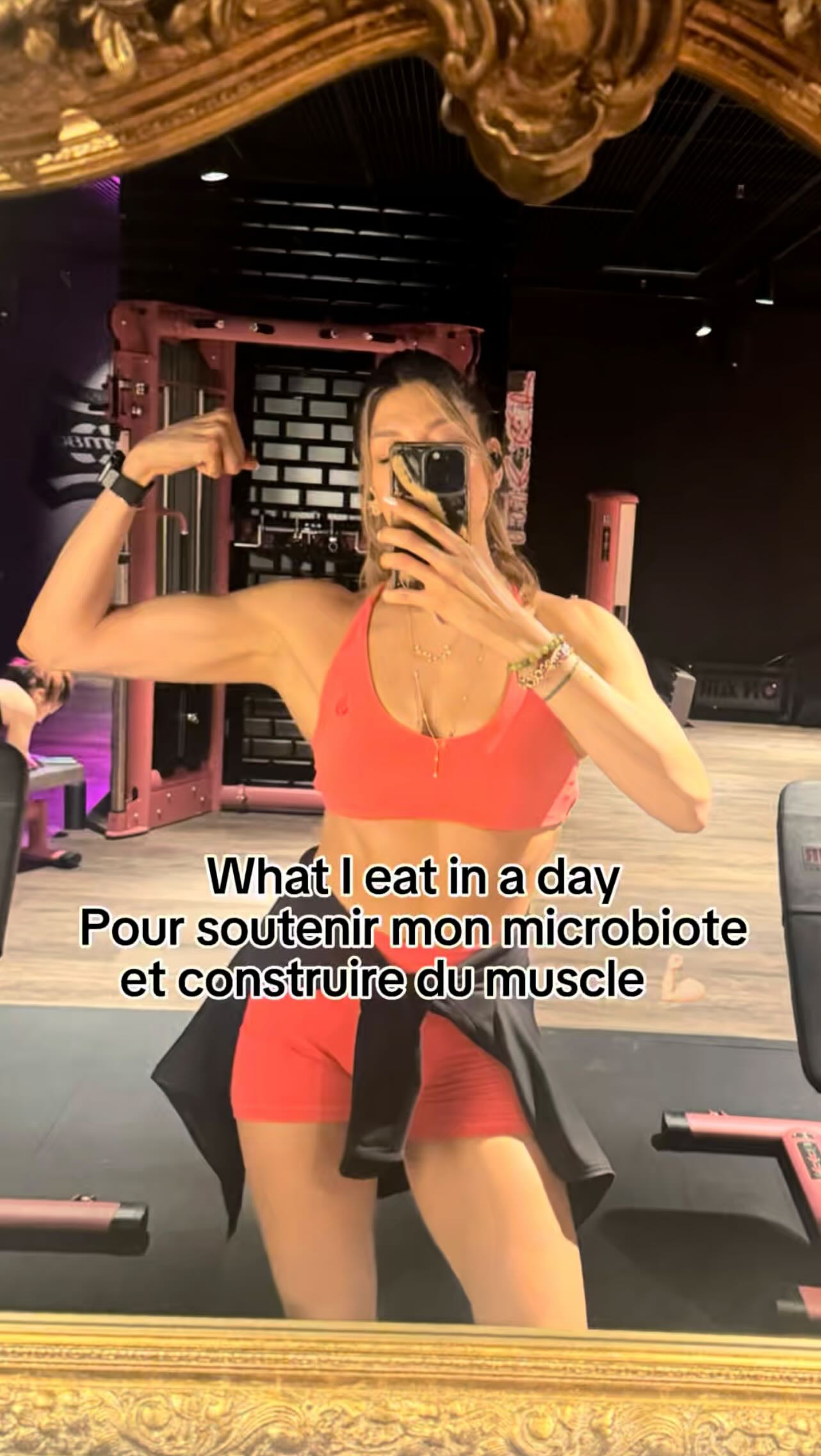 ✨Une journée dans mon assiette ✨⬇️
Spéciale gestion de la dysbiose intestinale 👌🏼
Ce que tu vois dans ce réel, c’est ma stratégie nutritionnelle personnalisée et pensée pour soulager mes symptômes, réduire l’inflammation et aider mon microbiote à se rééquilibrer, en attendant la guérison et un retour à une alimentation plus variée.
Guérir une dysbiose, ce n’est pas juste “mieux manger”. C’est une approche globale qui inclut :
🎯une alimentation ciblée,
🎯des suppléments spécifiques,
🎯et parfois des traitements médicaux, selon les cas.
Ici, je te montre ce que j’ai mis en place côté nutrition, pour gérer mes symptômes :
1️⃣Réduire les irritants et les facteurs aggravants :
👉🏼 Pas de sucres raffinés ni d’aliments ultra-transformés
👉🏼 Limiter les produits inflammatoires
👉🏼 Éviter toujours mes intolérances alimentaires(gluten, lactose) et je fais une légère attention aux FODMAPs.
👉🏼 Manger les fruits en dehors des repas - aide à optimiser leur digestion et à réduire le risque de troubles digestifs. Lorsqu’ils sont ingérés avec d’autres aliments plus lourds, leur transit peut être ralenti, ce qui peut entraîner une fermentation ou une accumulation de gaz dans l’estomac.
2️⃣Adopter une alimentation pro-microbiote :
👉🏼 Riche en antioxydants, en bons gras (oméga-3)
👉🏼 Fibres adaptées à ma tolérance digestive
👉🏼 Des aliments bruts, colorés, et digestes
3️⃣Soutenir ma masse musculaire :
👉🏼 Je m’assure d’avoir une source de protéines de qualité à chaque repas principal, en quantité suffisante pour construire et maintenir ma masse maigre, et favoriser la fabrication du
mucus protecteur de la barrière intestinale.
✨ Chaque assiette est pensée pour nourrir mon corps sans nourrir l’inflammation.
💌 Enregistre ou partage si ça peut t’aider ou aider d’autres personnes aussi !
👉🏼 Si toi aussi tu as des objectifs fitness et des troubles digestifs, n’hésite pas à m’écrire ou à t’abonner pour en savoir plus !
#dysbiose #guthealing #whatIeatinaday #coachingnutrition #nutrition #alimentationsaine #sansgluten #guthealth #fitgirl #fitnesslife #fitnessmotivation #santéintestinale #alimentationantiinflammatoire #wieiad #coach #microbiote