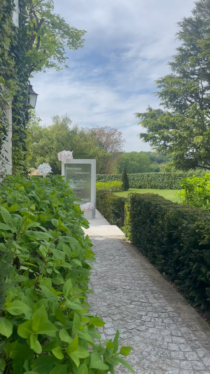 La saison des mariages est officiellement lancée au Domaine de Bonaveau ! 🎠
Ce week-end, nous avons eu le plaisir d’accueillir nos premières fiançailles de l’année, dans une ambiance pleine d’amour, de rires et d’émotion.
Quel bonheur de voir notre domaine reprendre vie au rythme des célébrations !
Les beaux jours arrivent, et avec eux, des souvenirs inoubliables à créer ensemble.
Vous aussi, imaginez votre moment magique chez nous… 🌸🌿
#DomaineDeBonaveau #Mariage2025 #Fiançailles #DébutDeSaison #lieuderêve