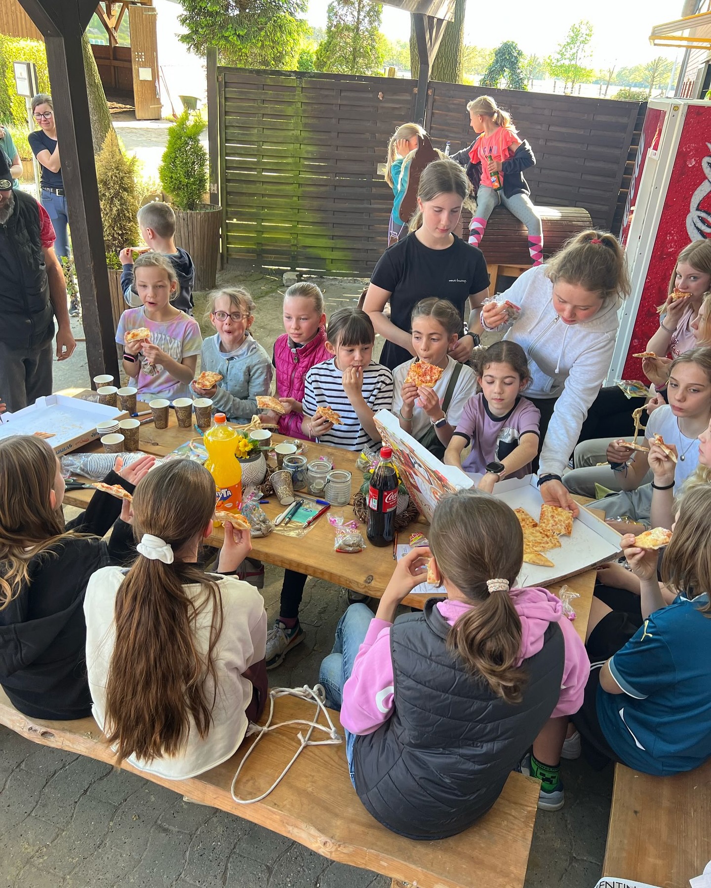 Am Samstag fand unsere Hofrallye bei bestem Wetter statt ☀️🌳🐴 26 Kinder und Jugendliche waren dabei und mussten neben 20 Fragen rund um den Hof & die Pferde auch Geschicklichkeitsaufgaben lösen.
Der Nachmittag endete mit einem gemeinsamen Pizzaessen 🍕