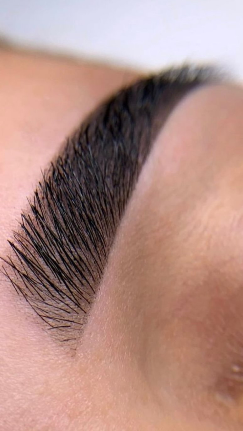 How I transform Arched > Straight & lifted brows 😍😮💨
Kathleen has soft arched brows with a few sparse areas, making them uneven. Her goal is to grow them thicker, make them even and straighten out her shape so we opted for hybrid brows to fill in the gaps which makes them appear fuller as we’re growing them out.
What do you think of her new shape?!
#browsymmetry