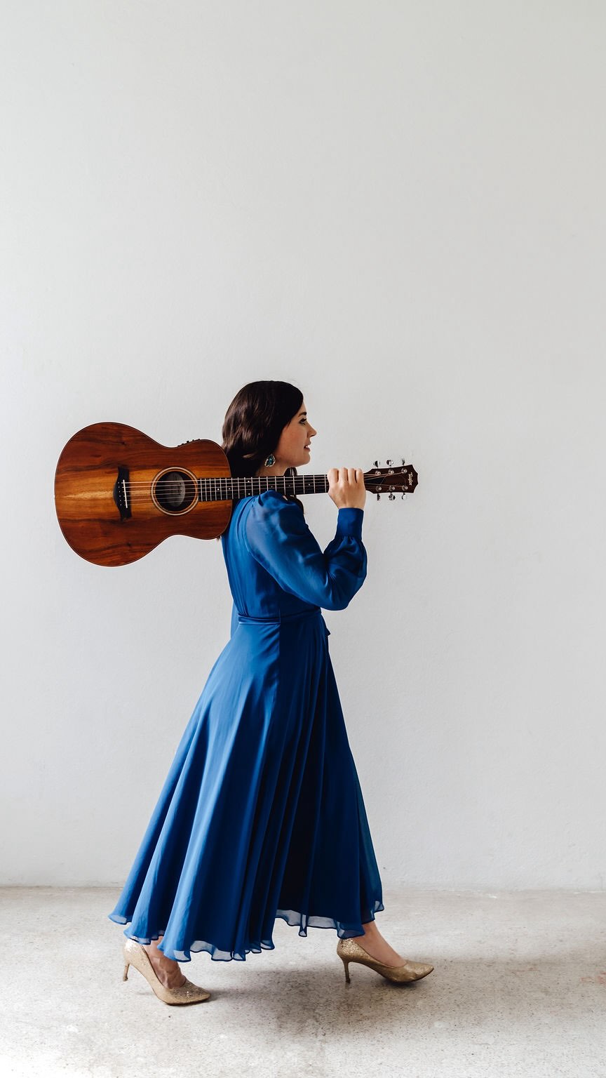 Ich verrate euch etwas 🤫 Ich liebe authentische & ehrliche Menschen. Und ich liebe es, mit Menschen zusammenzuarbeiten, bei denen ich merke, dass sie das Herz am richtigen Fleck haben, zu 100% sie selbst sind und bei ihrer Arbeit so viel Authentizität ausstrahlen, dass es 3 Räume weiter noch von spürbar ist. ❤️
Und dabei ist es GENAU DAS, was ich bei mir selbst erst schätzen lernen musste. Dass ich nicht in ein bestimmtes Bild passen muss, damit Menschen meine Arbeit schätzen, sondern ich eigentlich nur ich selbst sein darf. Die Sorge, dass ich mich zu wenig selbst inszeniere hat mich sehr lange begleitet und ich hab mich oft im Vergleich mit anderen gefragt, warum ich ständig das Gefühl hab, zu wenig Showgirl für diesen Job zu sein. Hab gesucht, ob diese Seite irgendwie in mir steckt, wo ich noch mehr „Show“ aus meinen Auftritten rausholen kann, auf den Tischen tanzend Menschen animiere und auf jedem Foto so aussehe, als wäre ich der Main-Act des Tages. Vor allem weil ich dachte, dass es das ist, was die Leute für ihr Event suchen. 👀
Aber das stimmt nicht. Entertainment ist vor allem dann herausragend, wenn es echt und authentisch ist. Und wenn es menschlich zu denjenigen passt, die auf der Suche nach einer Sängerin sind. Es muss ein„Match“ auch auf persönlicher Ebene sein. Meine größte Stärke ist es, dass ich genau da meinen Platz gefunden hab: Zwischen derjenigen, die selbstbewusst und authentisch im Mittelpunkt stehen kann aber die sich an anderen Punkten auch zurücknehmen und anderen diesen Raum geben kann, gerade bei Hochzeitsmusik finde ich es SO wichtig, mich selbst nicht zu wichtig zu nehmen. Ich hab mittlerweile zu 100% meine Authentizität und meinen Wert gefunden und weiß, dass ich auch so Menschen berühren, entertainen, begeistern und in den Bann ziehen kann ohne etwas zu spielen, das ich nicht bin. 🫶 Und ich denke übrigens das gilt für jeden Job in dieser Branche. Events leben von echten Menschen & echten Emotionen!
.
📸 @___janahofmann (wenn ihr euch fragt von welchen Menschen ich im 1. Satz rede..Jana ist genau so ein Mensch & daher mein absolutes fotografisches ‚Match‘ 🫶🙏
H&M: @henriette_hair_makeup (sie genauso ❤️)