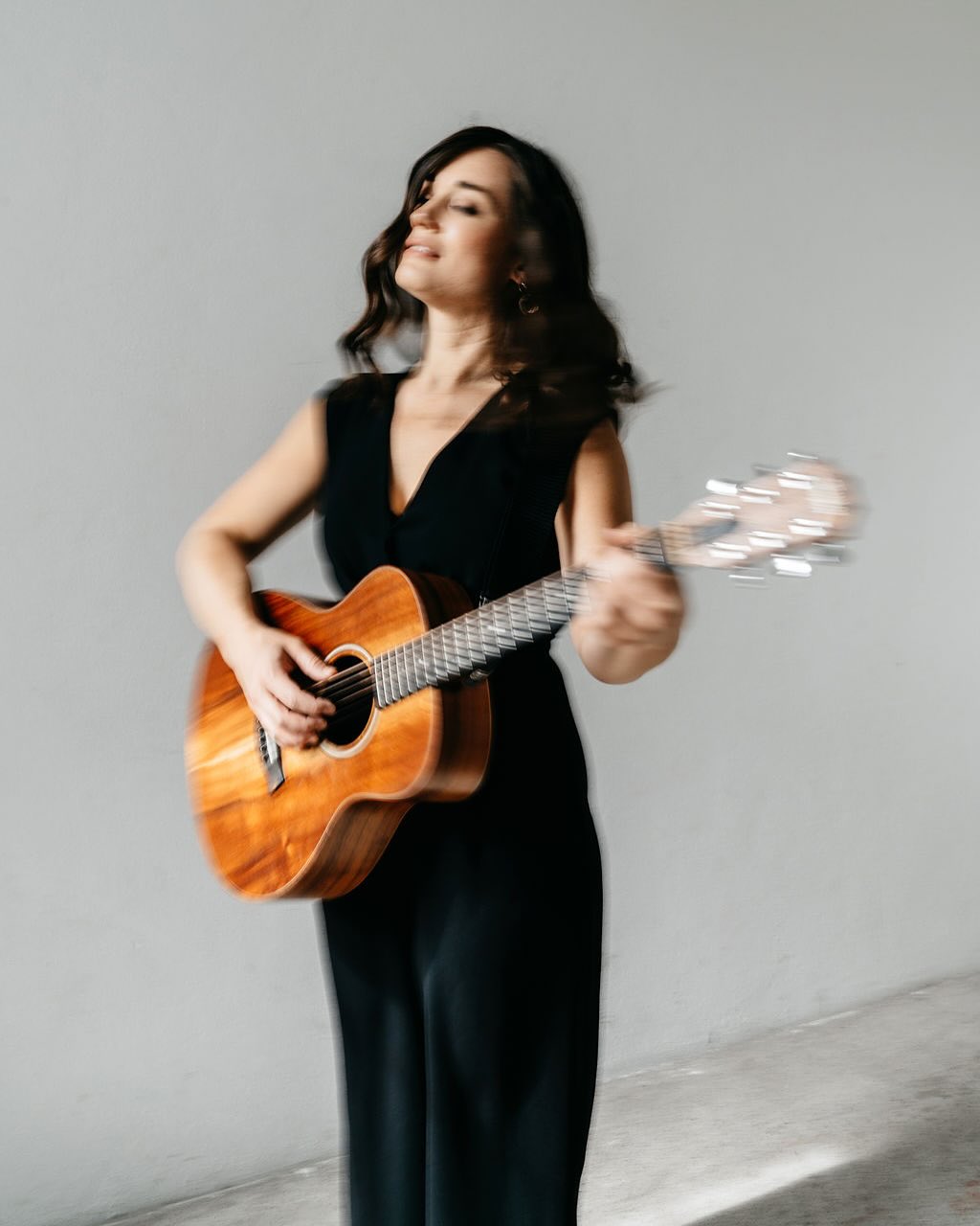 I’ve changed. Und mit mir mein berufliches Herzstück ‚Mona Lisa Live‘. Weniger Flowergirl mit Gitarrenromantik und ein bisschen mehr von dem, wohin mich die letzten 8 Jahre und die Erfahrung die ich in der Event-Branche sammeln durften gebracht haben. Zu jemandem, der jedes Jahr so viel dazugelernt hat und das bei weitem nicht nur in einem Tätigkeitsfeld, sondern in allem, was dazugehört. Von Marketing, über Booking-Optimierungen, Evaluieren neuer Technik- und Equipmentanschaffungen, Homepage-Design, Social-Media, Persönlichkeitsentwicklung bishin zu so vielen musikalischen und auch kommunikativen Fähigkeiten, die sich nicht mehr nur zusammenfassen lassen in der ursprünglichen Vision von der Mona, die gerne ein paar Lieder bei Hochzeiten singt. Diese Erfahrungen und diese Professionalität kann mir keiner mehr nehmen…aber ich glaube auch, dass Wandel wichtig ist, dass man nicht immer derselbe Mensch beruflich bleiben kann, gerade wenn sich privat einfach so vieles verändert hat. Aber eine Sache, die mir immer schon ein Anliegen war, wird sich wohl nie ändern: Mein emotionales Gespür und Herz auch für die kleinsten Anlässe, denn mitten drin steckt bei jedem Auftritt auch immer noch ein bisschen das Mädchen mit der Gitarre und dem großen Gefühl, das sie durch ihre Stimme anderen Menschen schenken möchte und auch nach hunderten von Hochzeiten und Events immer noch manchmal Tränen in den Augen hat, weil ihr der Job sehr nahe geht. Mit genau diesen Gedanken bin ich zu der lieben @___janahofmann gegangen, habe das wunderschöne @studio__courage angemietet und wollte genau das auch fotografisch festhalten, um das als Startschuss für ein Rebranding zu nehmen, das in den nächsten Monaten immer weiter Form annehmen wird - schrittweise und so gut das eben zeitlich möglich ist. Ich freu mich auf diese Reise! ❤️