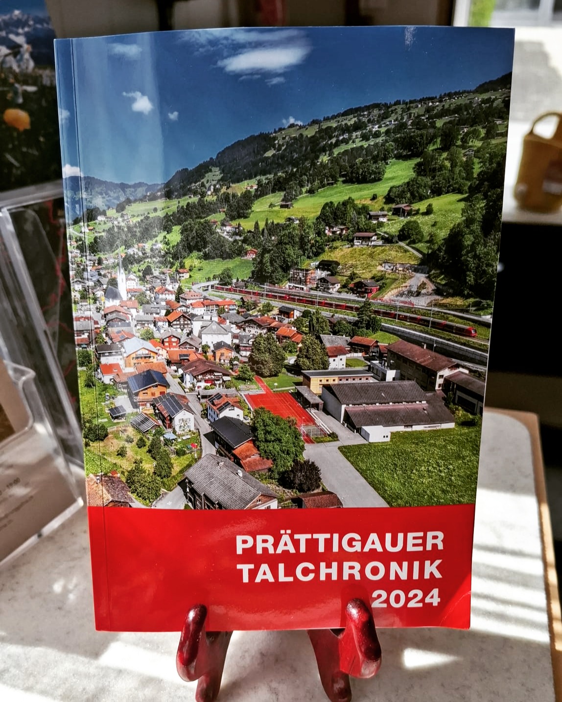 📰 ℙ𝕣ä𝕥𝕥𝕚𝕘𝕒𝕦𝕖𝕣 𝕋𝕒𝕝𝕔𝕙𝕣𝕠𝕟𝕚𝕜 📰
📘 Die Prättigauer Talchronik 2024 ist da!
Ein Stück Heimat zum Schmökern – von Einwohnern für Einwohner.
Auf über 200 Seiten gibt’s wieder viel zu entdecken: Geschichten, Highlights und besondere Momente aus dem Tal 🌲🏔️
Und psst... unser Bazar ist auch mit dabei – auf Seite 202! 🎉
👉 Holt euch euer Exemplar und werft einen Blick zurück auf ein ereignisreiches Jahr im Prättigau.
#Talchronik2024 #PrättigauerChronik #HeimatGeschichten #VonHierFürHier #bazar_seewis