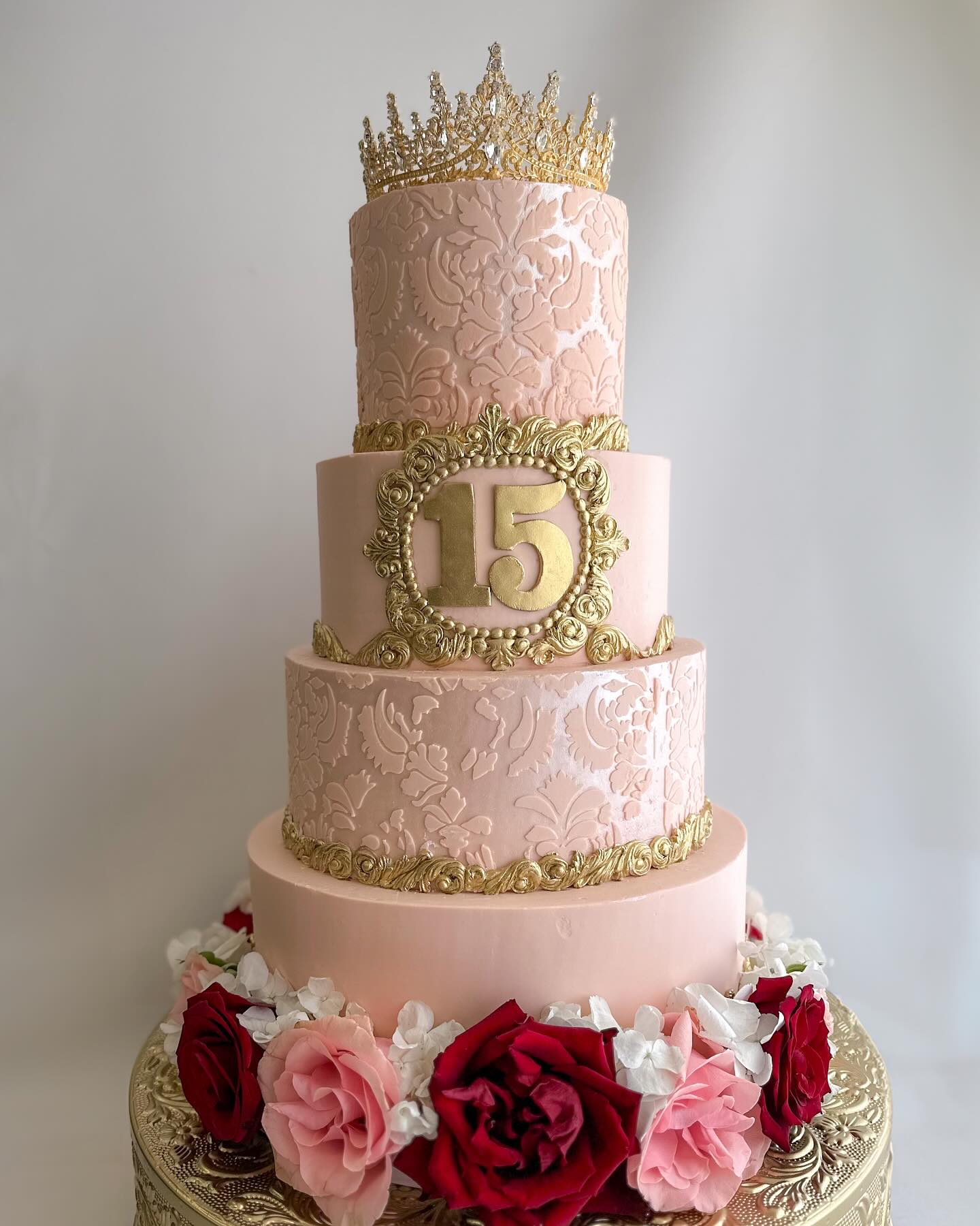 A girl should feel like a princess at her quinceañera, and the cake should match!
#quinceañeracake #sweet16cake #birthdaycake #customcake #princesscake