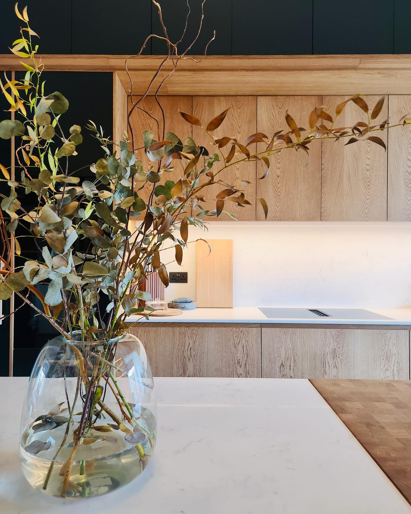 Recently finished kitchen in oak. Enjoyed this so much! Easily our largest kitchen to date. Shout out to @rhstonesurfaces for doing a great job on the worktops. Veneers from @dfrveneer appliances: @quookeruk @miele