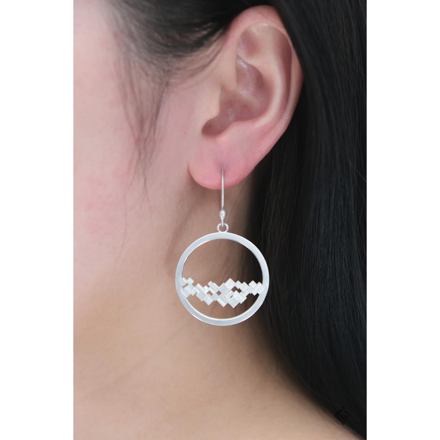 .
FU(NA)TURE 2 Silver Mitsuro Hikime textured earrings
One of three newly created earrings that will be exhibited @gillwingjewellery DUALITY earring selling exhibition, in collaboration with @acj.org.uk, starting TODAY✨🤩Come check them out in store!🙌🏻
D U A L I T Y contemporary earring exhibition
🗓️Wednesday 30 April - Monday 26 May
Monday-Saturday, 11am-6pm, Sunday 12pm-6pm, Bank Holidays 11am-5pm
📍182 Upper Street, Islington, London, N1 1RQ
.
.
.
#jewellery #art #contemporaryjewellery #artjewellery #narrativejewellery #jewelery #narrativejewelry #artjewelry #contemporaryjewelry #japan #hongkong #uk #ukjewellerydesigner #ukjewellery #hkjewellery #hkjewellerydesigner #japanesejewelry #japanesejewellery #japanesejewelrydesigner
#photography #japaneseaesthetics #japaneseaesthetic #wabisabi #gem #gemmology