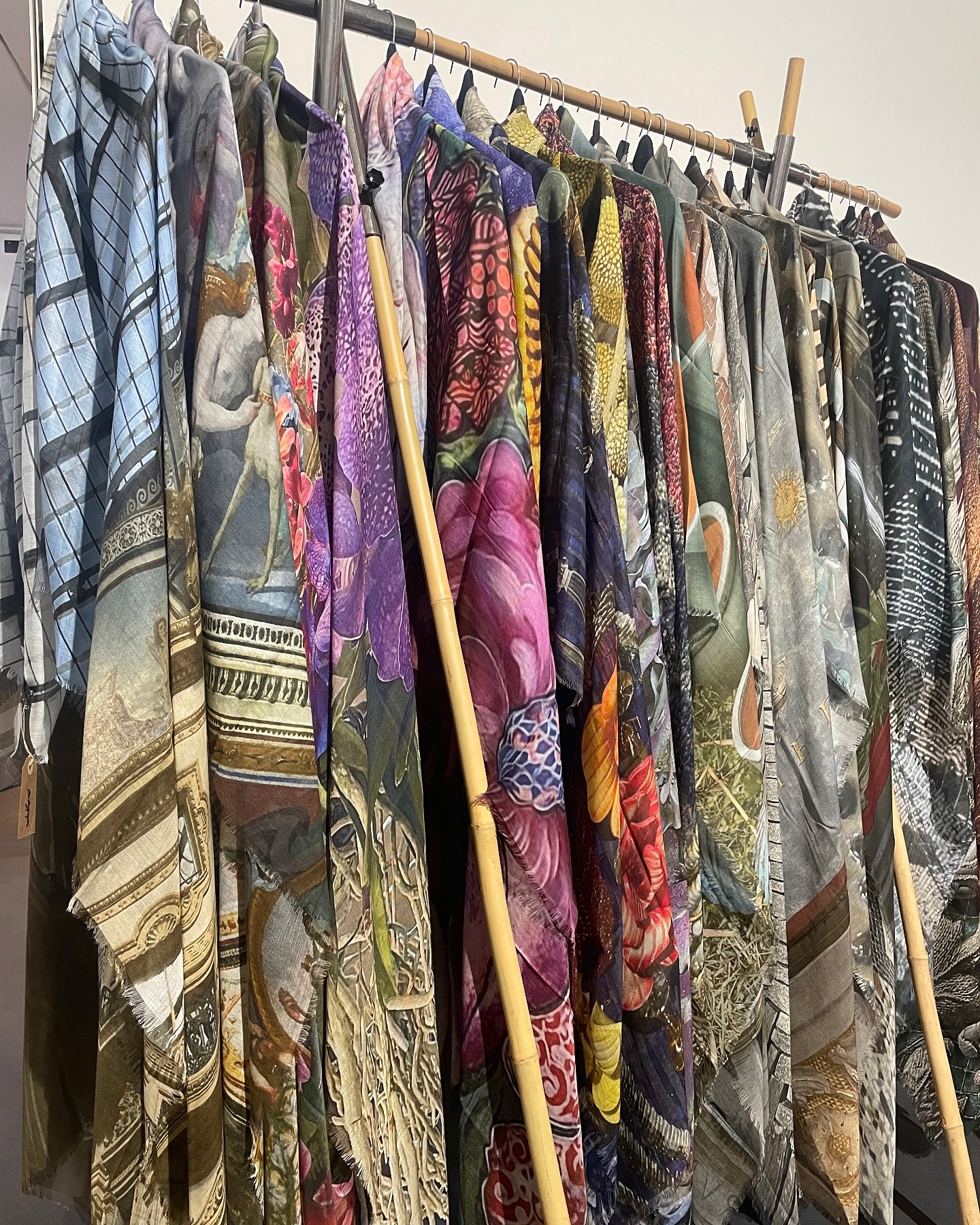 Una storia d'amore, di creatività e pura ricerca, sinonimo di charme ed eleganza. Frutto della passione per la fotografia, la moda e il design, amo trasferire i miei scatti su Maxifoulard in pregiato modal-seta. Accessori Made in Como, da utilizzare anche come complementi di arredo o quadri per dare alle proprie case un tocco originale e d'atmosfera, dove i viaggi, il passato e il presente rivivono in caleidoscopici teli 140X160 sfrangiati a mano sui quattro lati.
I Maxifoulard rimandano a quell'eleganza tipicamente milanese fatta di dettagli preziosi. E' una storia che parla di alta artigianalità, di mani
esperte in grado di creare accessori unici.
Immagini in stampa HD utilizzando la tecnica della quadricromia, finissaggio e vaporizzazione, per creare capi davvero esclusivi: da ciascuna fotografia vengono realizzati pezzi unici o in edizione limitata-numerata.
Nelle collezioni sono raffigurati i monumenti delle principali città italiane ed europee, resi grafici dalla contrapposizione di bianco-nero, ma il mio viaggio ispirazionale, tocca universi sempre differenti, come una natura rigogliosa e colorata dove germogliano piante e ramage floreali, oggetti a me cari come pietre e gioielli oppure oggetti di design
.
.
.
#maxifoulard #madeinitaly #madrincomo #accessories #silk