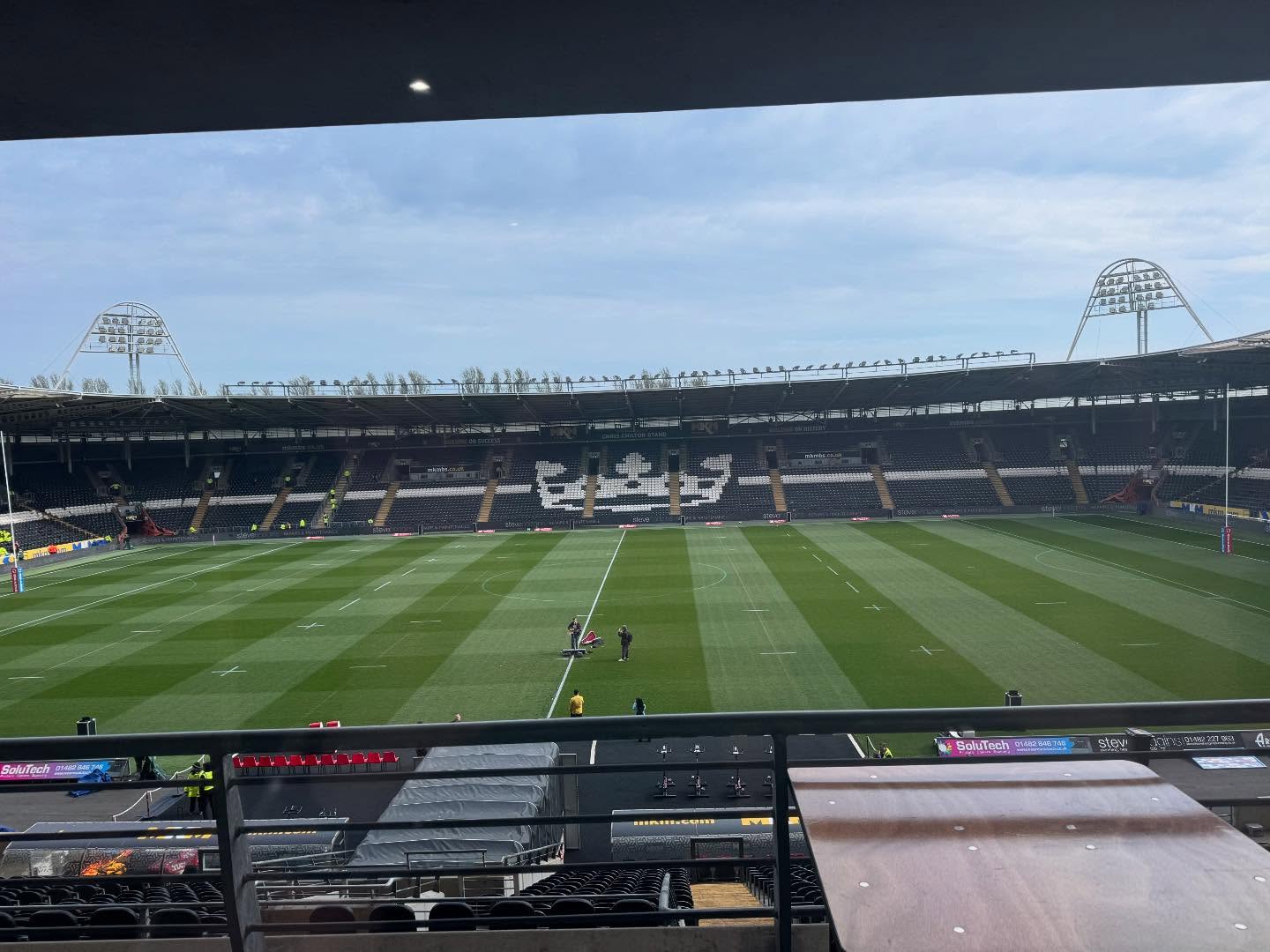 Loved being back to perform pre match magic for @hullfcofficial
Big match today @hullfcofficial V @hullkingstonroversofficial
Which Rugby team do you support?