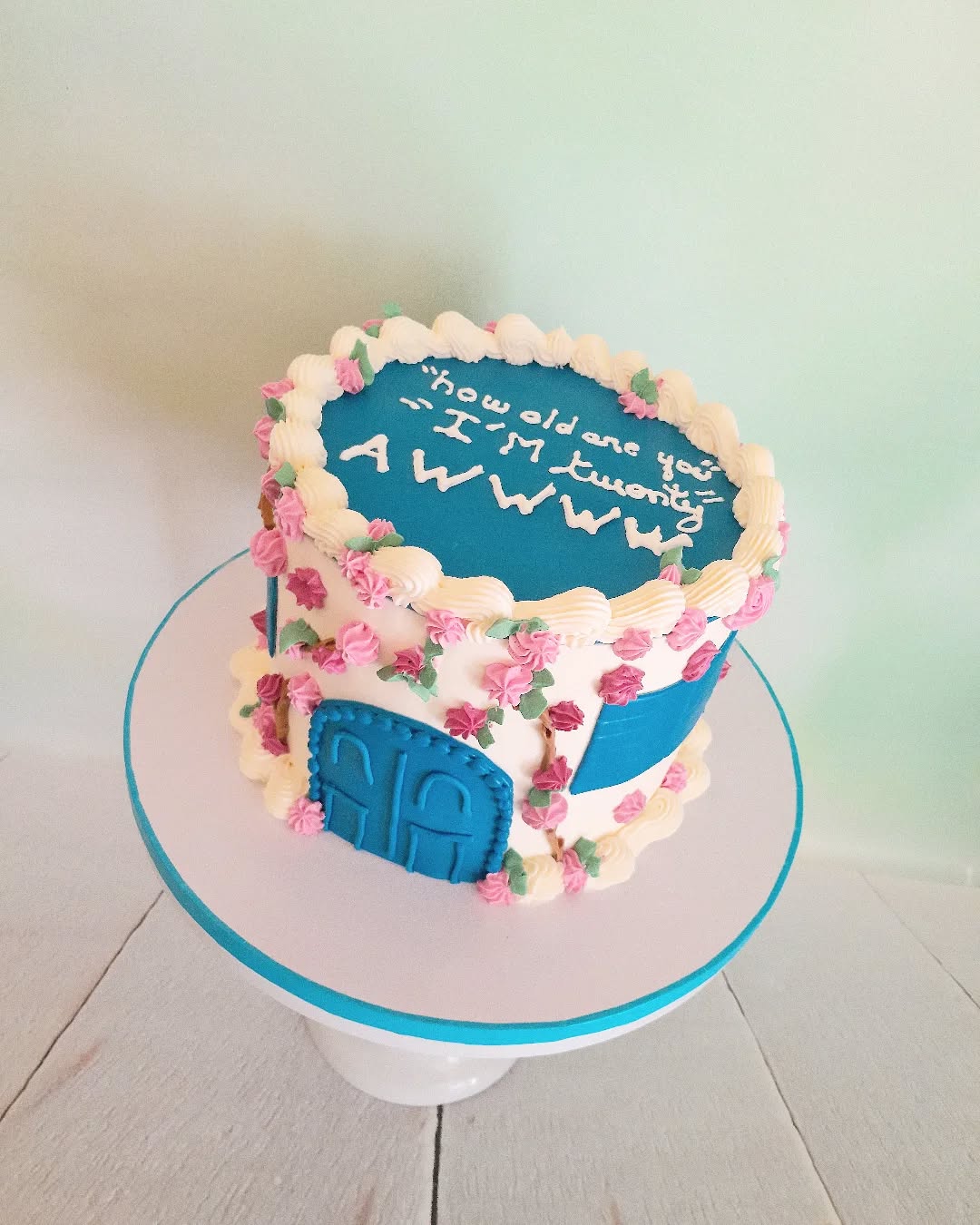 🌸Mammamia que ce gâteau apporte de la gaieté !
Particulièrement appréciée en ce jour de pluie :)
Après tout c'est quand même le printemps mince !
Alors, au travers des gouttes🌧, prenons le temps d'admirer les belles fleurs et les feuillages qui pointent le bout de leur nez
Et pour celles et ceux qui le souhaitent il y a aussi l'option des fleurs sur le gâteau 🤪🍰
Merci à ma très sympathique cliente qui a souhaité croquer le printemps de sa vie avec cette commande aux belles couleurs🩷🩵
#laperlerarecakedesign
#layercake #mammamia
#gateaupersonnalise #printemps #fleurs #gateaufleuri #lyon #oullins