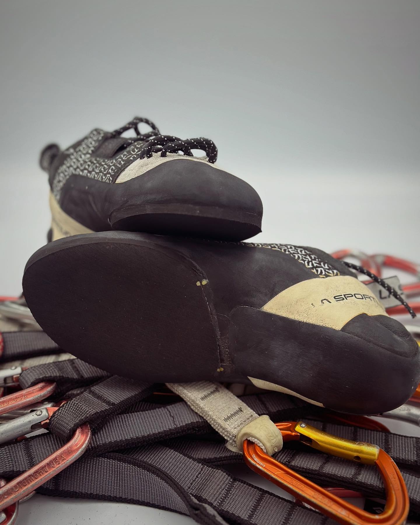 🐣 Happy Easter, climbing fam! 🧗♀️ I hope you are having a great long weekend crushing routes or chilling with loved ones! Our current turnaround time is around 4 weeks. These Katana’s are resoled with Vibrams XS Edge 4mm #climbingresolesaustralia #reducereuserecycle #goodasnew