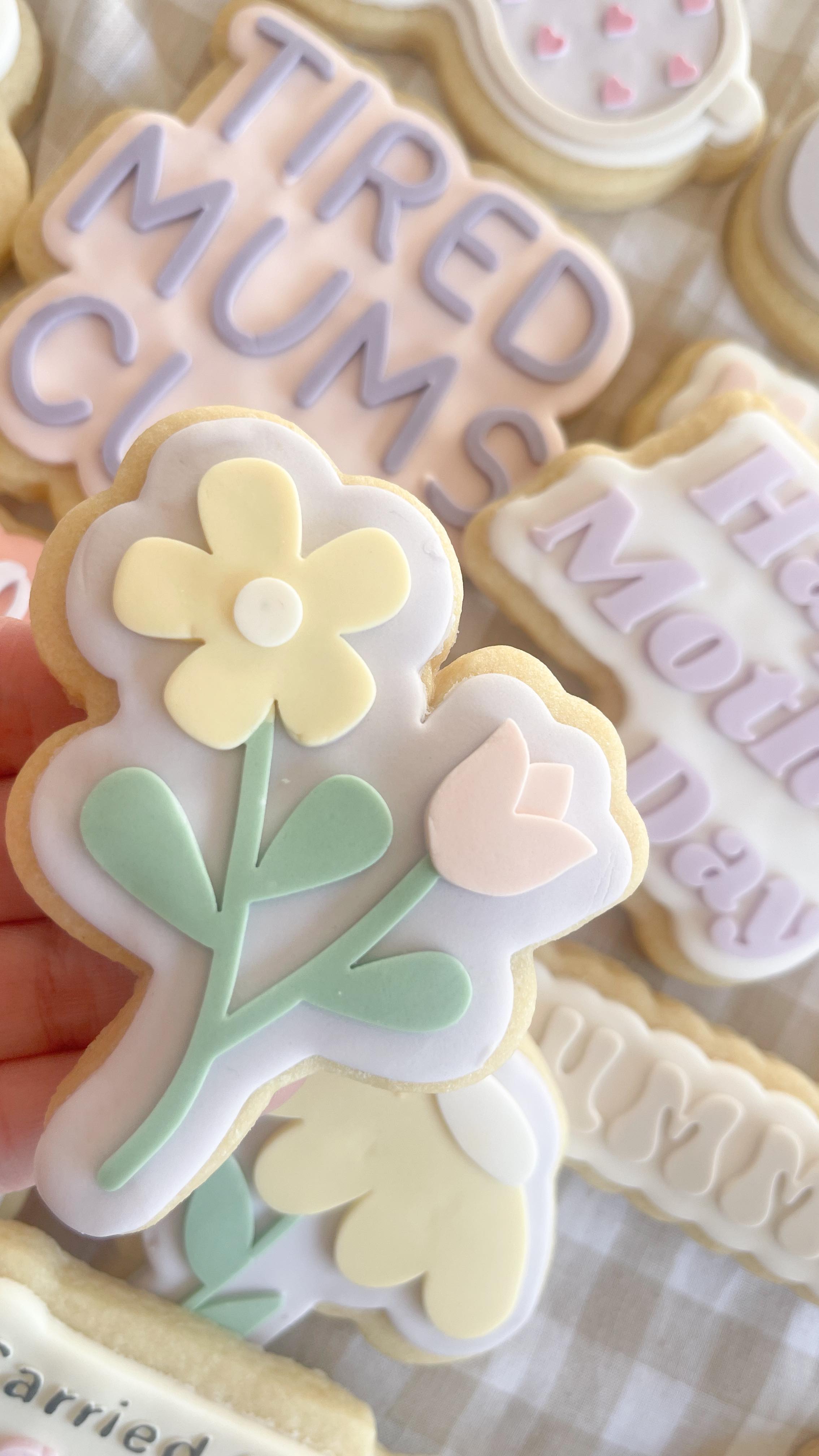 Come decorate one of our new Mother’s Day range flowers with me 🌷🥹 ps. Please be nice 🤪 first time I’ve ever videoed myself decorating! Note to self: turn the camera the other way round so it suits Insta hahaha 🤣