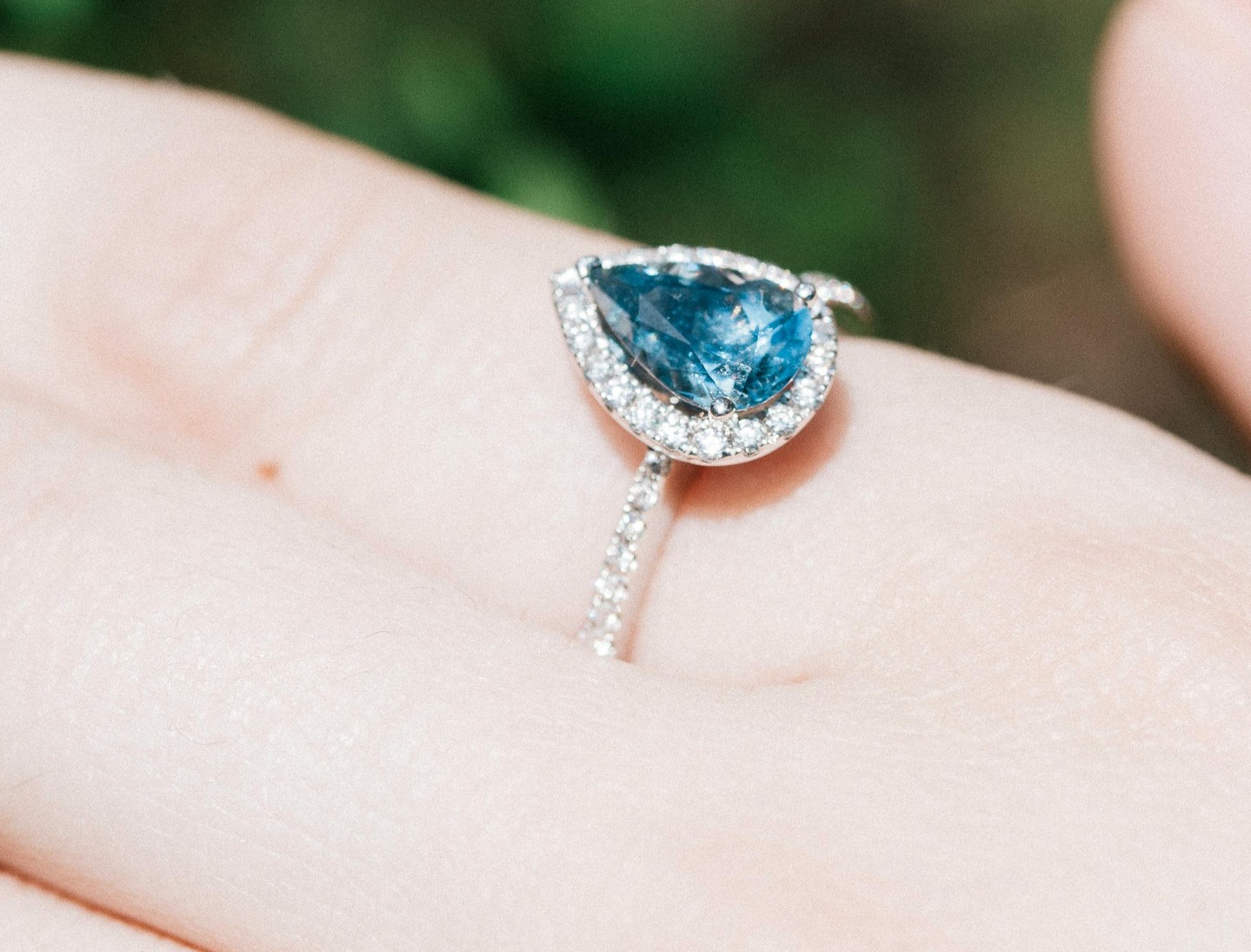 La beauté des saphirs est sans égal. Osez découvrir l'art de reconnaître une pierre authentique. Link in Bio