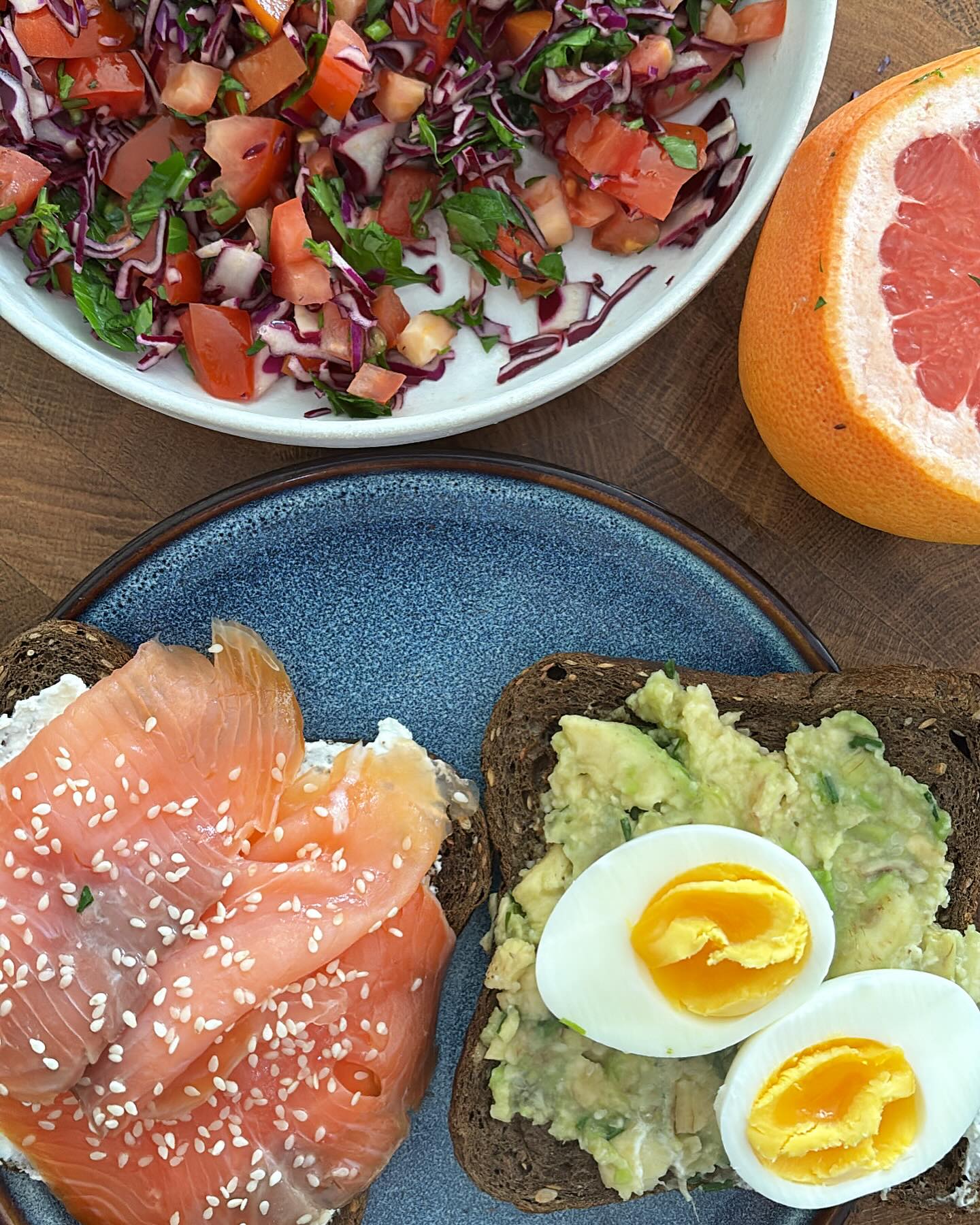 IDÉE REPAS ✅
Parce que cette story vous a fait réagir et vous avez été nombreuses à me demander + de détails :
➡️ chou rouge + persil frais + tomates + jus de pamplemousse pressé + un filet de miel et quelques graines de sésames
➡️ avocado toast (pain de seigle + 1/2 avocat + ciboulette fraîche + 1 oeuf avec le jaune coulant)
➡️ Salmon toast (pain de seigle + fromage frais à tartiner + saumon ou truite + un filet de jus de pamplemousse + quelques graines de sésames)
Un repas complet avec des glucides des fibres des protéines et des lipides de bonnes qualités !
Et en prime : riches en anti oxydant et en oméga 3 ! ☺️