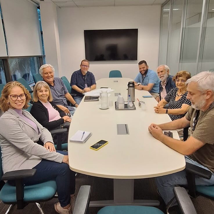 A Amour se reuniu ontem, dia 16 de abril, na SMTR, com o Subsecretário de Transportes e Operações, Sr. Guilherme Braga e sua equipe.
Representando a Amour, a Presidente Celinéia Paradela, a Vice Aninha Rodrigues e o Conselheiro Hugo Hamann. Presente também Licinio M. Rogério presidente da FamRio e do Forum de Mobilidade Urbana.
Na pauta, foram abordados diversos tópicos sobre ônibus, vans e circulação viária.
A reunião foi muito proveitosa, tendo o Subsecretário e equipe acolhido nossas reivindicações com grande profissionalismo e empatia e prometido providências. .
@smtur.rio @subzonasul.rio