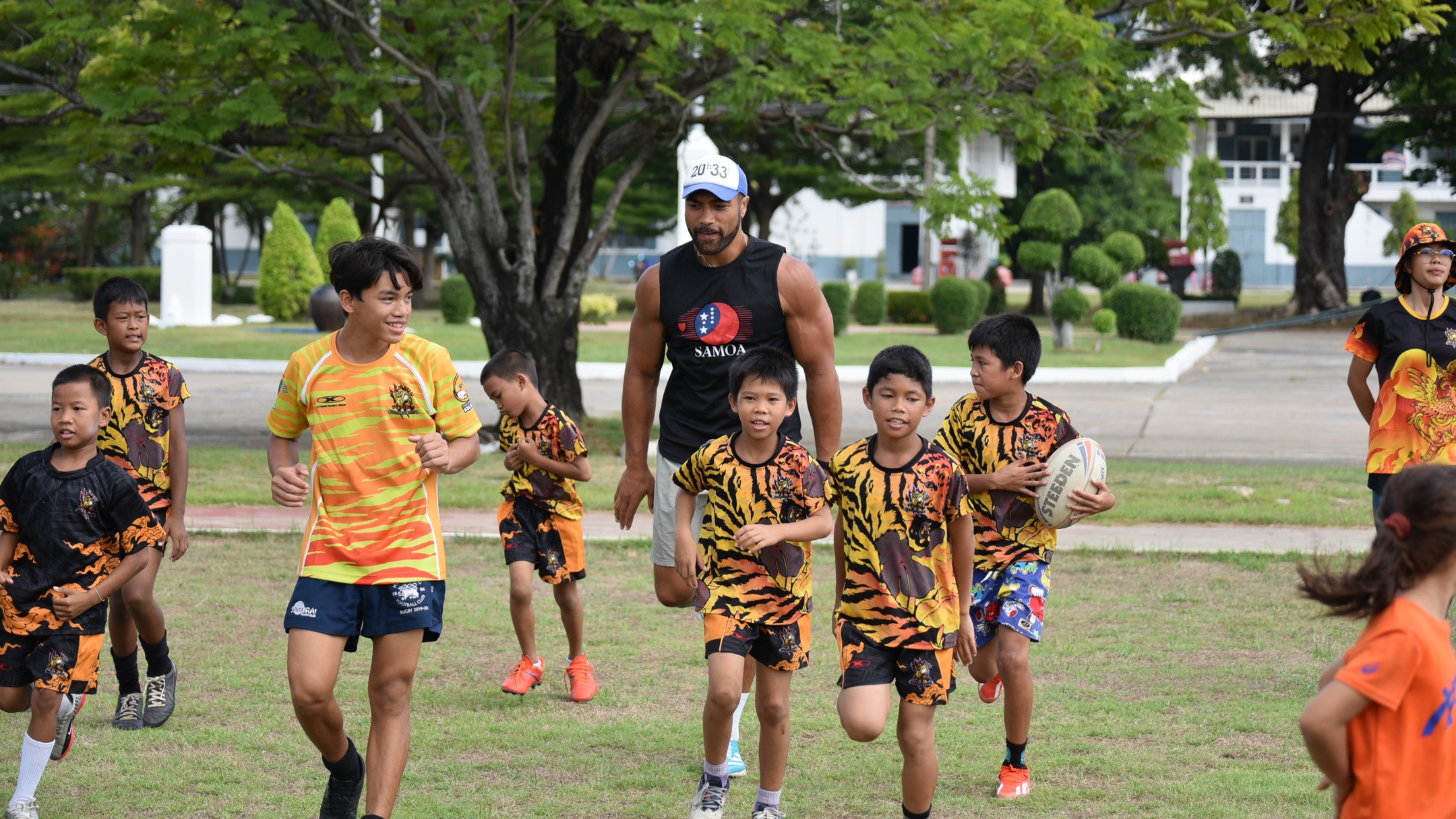 This past weekend we had an incredible opportunity to welcome retired All Blacks player and 2x Rugby World Cup winner, @victorvito1103, to our weekly kids' training session!
We ran our usual training, splitting the kids into groups and rotating through different drills. Victor jumped right in — offering valuable insights to our coaches and giving direct guidance to the kids on how to sharpen their skills. Even though most of the kids didn’t fully realize who he was, they absolutely loved having him there — especially when they saw just how massive he is! They were all over him any chance they got! 😂
At the end of the session, Victor shared some encouraging words with the group and recognized three standout kids who showed great listening, effort, and teamwork throughout the day. Each of them received a special gift — an All Blacks cap!
It was a true blessing for both the kids and our coaching team to learn from Victor and spend time with him.
A huge thank you as well to Jason Dunn for helping organize Victor’s visit and for his support in running two fundraising events over the weekend. We’re so grateful!