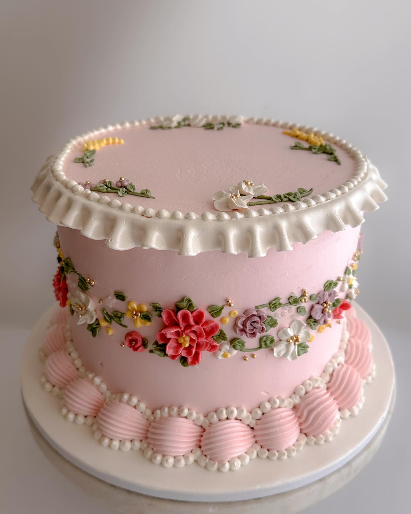 Spring is here and the flowers are blooming!
#floralcake #customcake #springcake #birthdaycake #teapartycake
