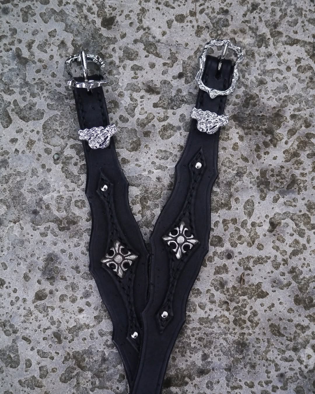 Bakstukken hoofdstel barok maat X-Full.
Deze bakstukken zijn deel van mijn eigen barokke tuigset. Het eenvoudige, maar toch elegante ontwerp doen m'n stoere pony helemaal stalen, en geef toe, dat geeft echt wel een extra touch of 'badass' 😎
Ik ben er zo dol op dat ik besloot om een extra set te maken in kaneelbruin, ook maat (X) Full. Kom zeker een kijkje nemen op Hippo-Expo, je zal er dit ontwerp (naast vele andere) ook terugvinden!
#horsetack #handmade #paaardentuig #handwerk #barok #fantasy #atelierbyerica #leatherwork #lederhandwerk