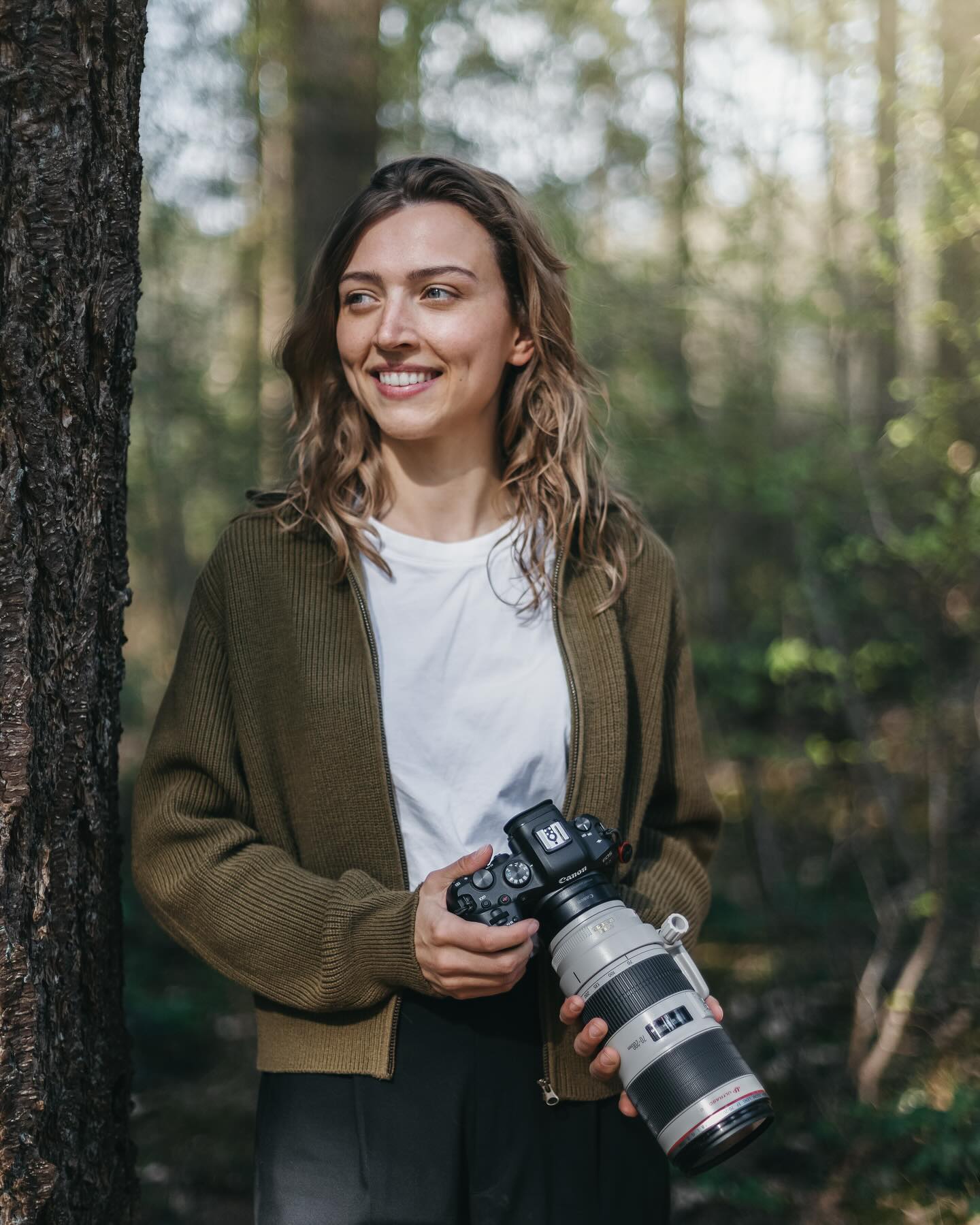 Hi, ik ben Lisa! 👋
Na lange tijd leek het me leuk om mezelf weer even voor te stellen.
Fotografie loopt als een rode draad door mijn leven. Op mijn 14e kocht ik mijn eerste camera om mijn lievelingspony’s vast te leggen. Jaren later haalde ik door onze hond Guus (foto 2 & 3! 🧡) diezelfde camera weer uit de kast. Wat begon als een paar foto’s voor zijn Instagram (@guusthetoller) groeide uit tot een grote passie — en inmiddels ook deels mijn werk.
Waarom ik doe wat ik doe? Omdat ik het geweldig vind om mensen blij te maken met een mooie herinnering. Een moment dat voor altijd blijft. 📸✨
Naast hondenfotografie werk ik ook als graphic & brand designer. Ik help bedrijven en merken om hun verhaal visueel krachtiger neer te zetten. 🎨
En mijn camera? Die gaat in mijn vrije tijd standaard mee op dagtripjes en vakanties (foto 4 & 5). Herinneringen maken en vastleggen is voor mij iets wat nooit verveelt.
Leuk dat je mij volgt! 🫶🏼