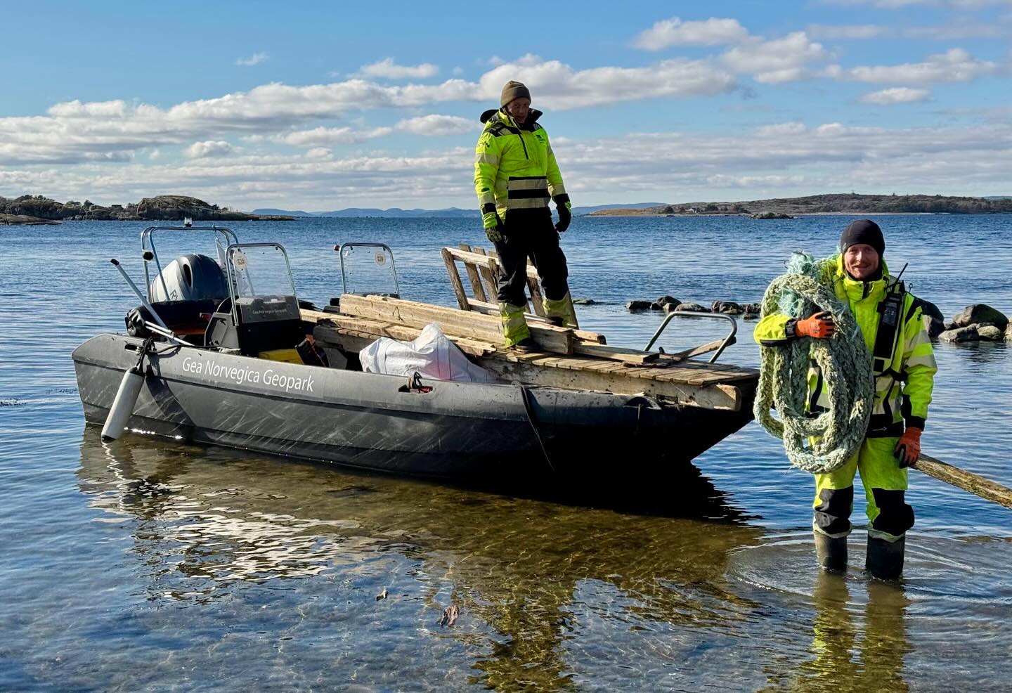 Strandryddere søkes til sommersesongen 2025
Har du ett ønske om å gjøre en forskjell og forbedre naturens tilstand? Gea Norvegica Geopark søker nå tre nye medarbeidere til fulltidsjobb som profesjonelle strandryddere i sommer. Arbeidsperioden vil være fra slutten av mai til starten av august 2025, og arbeidsområdet vil være Larviks kystlinje inklusive øyer i Langesundsfjorden. Båt og bil blir viktigste fremkomstmiddel, det er derfor en forutsetning at potensielle kandidater har førerkort og er båtvante. Interesse for friluftsliv kommer også godt med, da hele arbeidsperioden vil tilbringes ute.
Send en enkel søknad og CV til post@geanor.no innen 7.mai 12:00