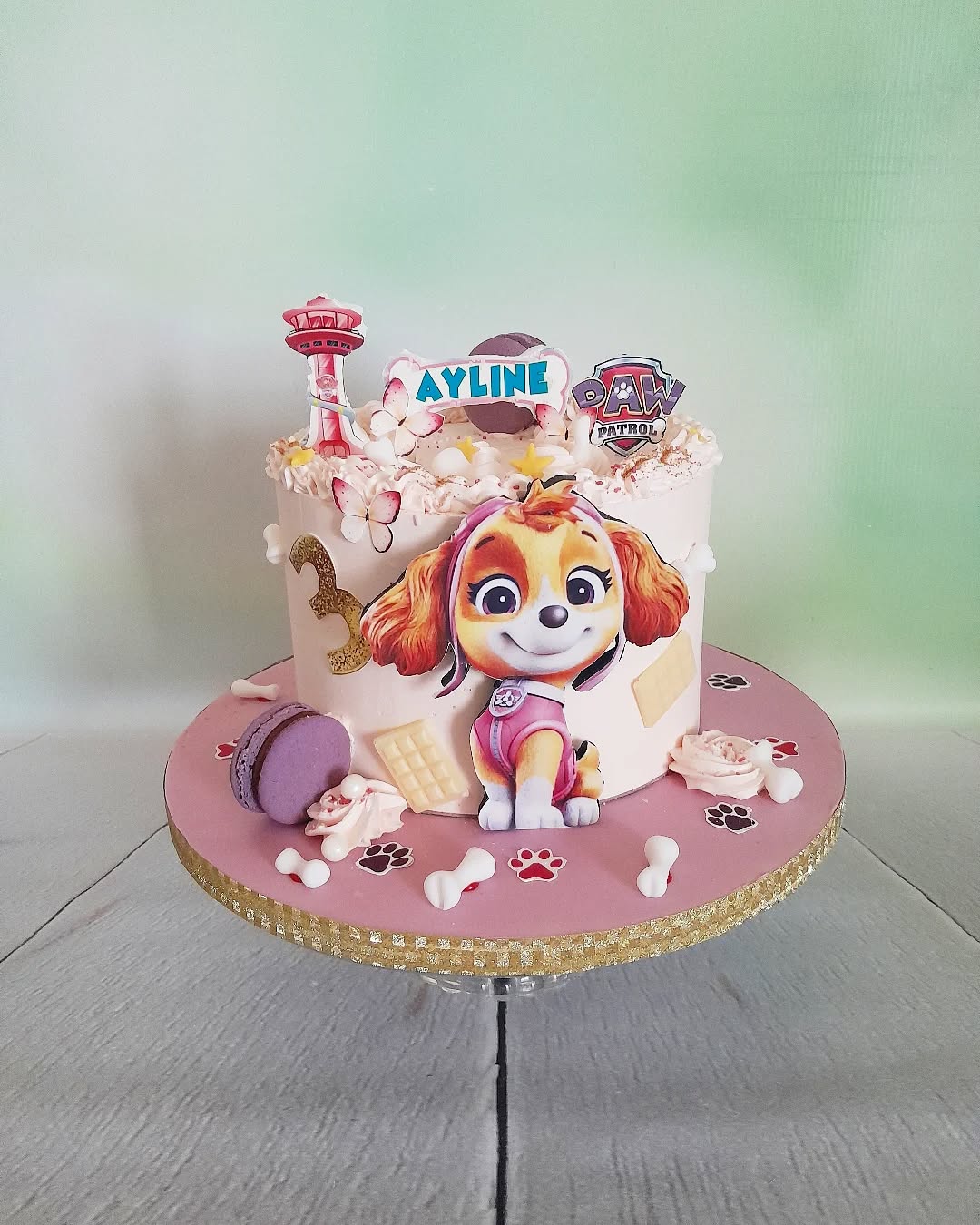 Coucou !
J'ai un petit peu de retard dans les publications car j'ai eu un agenda bien rempli ces dernières semaines et je vous en remercie mille fois ! 🙏
Chaque commande est l'occasion d'exprimer ma créativité et de vous rencontrer. Ces moments d'échange avec vous sont aussi un grand plaisir dans mon travail. 🩷🩷🩷
🐶Ici le thème Pat Patrouille, toujours à l'honneur mais avec Stella en vedette.
Des petites gourmandises en plus ;)
Cette petite est bien partie en vadrouille auprès de Ayline :)
Bonne journée à tous et à toutes !
#laperlerarecakedesign #layercake #gateaupersonnalise #gateaulyon #patisserie #lyon #AnniversaireEnfant #GateauAnniversaire #PatPatrouille