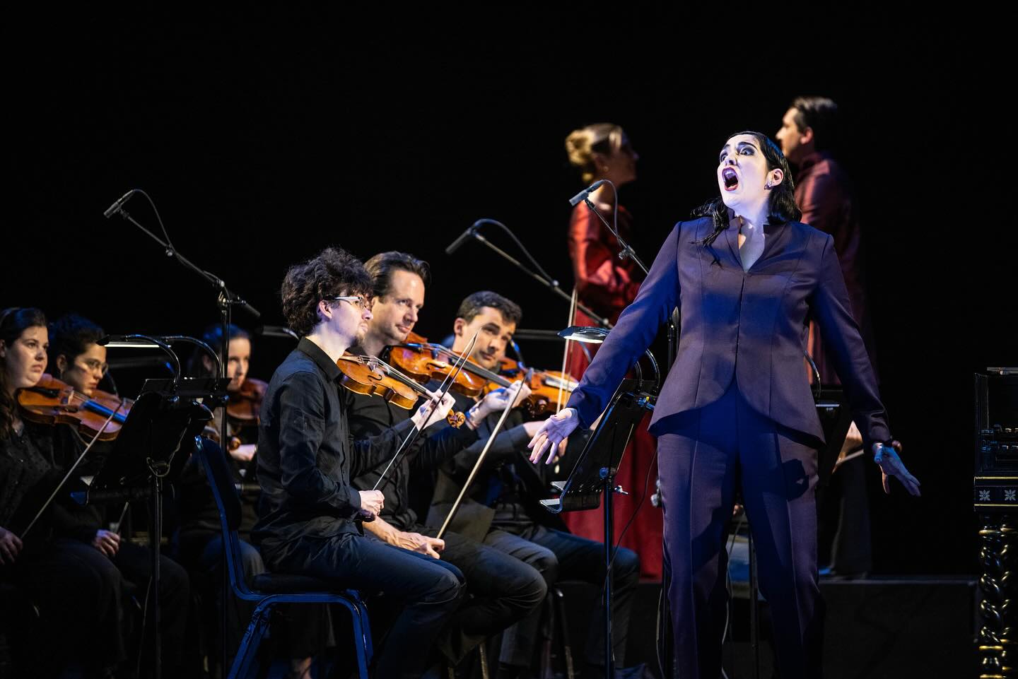 Happy OPENING night to this wonderful wonderful Dido team! It’s been so fun to hop around with triple role duty for this one, as 2nd Woman / 1st Witch / Spirit 🧙🏻♀️… and feels very fitting to have my last show as part of the @nationaleoperaballet studio be surrounded by such great singer friends. And what a FUN time to get to sing with @camilledelaforge and members of @ensembleilcaravaggio and @nederlandskamerorkest !!!
Three shows at DNO, plus three touring shows in Arnhem, Enschede and Heerlen, over the next week and a half. Dido marathon here we GO!
📸 @bart_grietens_photography
@nationaleoperaballet
@reisoperanl
@operazuid
@camilledelaforge
@rosemaryjoshua6565
@martinamysk_mezzo
@leander_carlier_baritone
@franciananogues
@sophiahuntsoprano
@misspollywally
@ritafernandezmezzosoprano
@salvadorvillanuevaz
@nederlandskamerorkest
@ensembleilcaravaggio