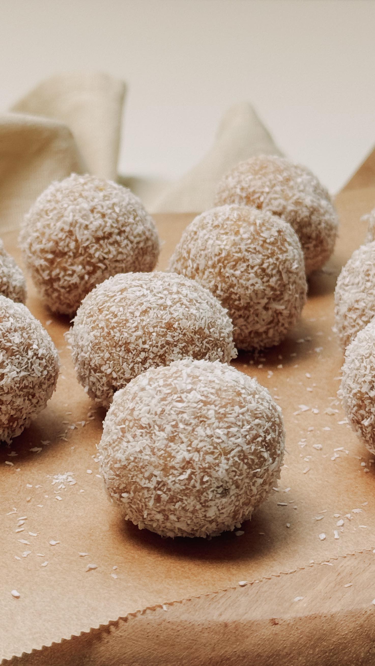 🍋 BOULES ÉNERGÉTIQUES AU CITRON – SANS GLUTEN
Cette semaine on vous a concocté une recette de collation saine, rapide à préparer et naturellement sans gluten. Ces boules énergétiques au citron sont idéales pour faire le plein d’énergie, grâce à leurs ingrédients riches en fibres, bons gras et protéines végétales.
Astuce: si vous n’aimez pas le citron, n’hésitez pas à le remplacer par de la vanille ou un peu de purée de dattes pour une version plus douce !
Ingrédients :
40 g de farine d’amande
20 g de flocons d’avoine
20 g @lesgranolasdejenny
40 g de noix de coco râpée
2 c. à soupe de jus de citron
Zeste d’un citron
40 g de sirop d’érable
Pour l’enrobage :
Noix de coco râpée
Préparation : Mettre tous les ingrédients dans un robot culinaire et bien mixer jusqu’à obtenir une pâte homogène. Dans un bol, verser un peu de noix de coco râpée. Former des boules avec la pâte, puis les rouler dans la noix de coco pour les enrober.
Conservez-les au frais et dégustez-les à tout moment de la journée !
#lesgranolasdejenny #granola #glutenfree #blissballs #lemonblissballs #switzerland #swissmade #healthyfood #dessertrecipe #suisseromande #entrepreneur #glutenfree