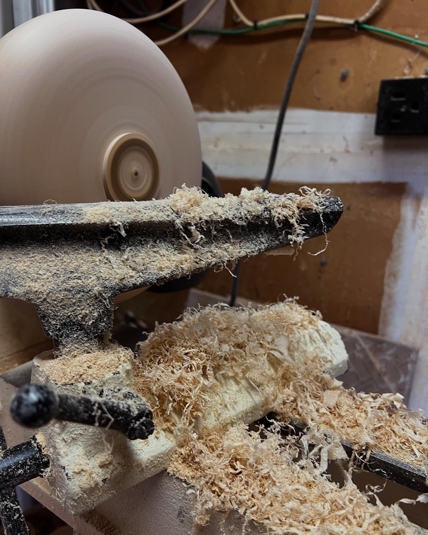 little shot of an in progress bowl, just got a tripod so i'm hoping to make some more cool videos in the future! maple bowl outside in progress in this vid 🔆
#woodturning #wood #woodworking #smallbusiness #njsmallbusiness #supportsmallbusiness #newjerseysmallbusiness #bowl