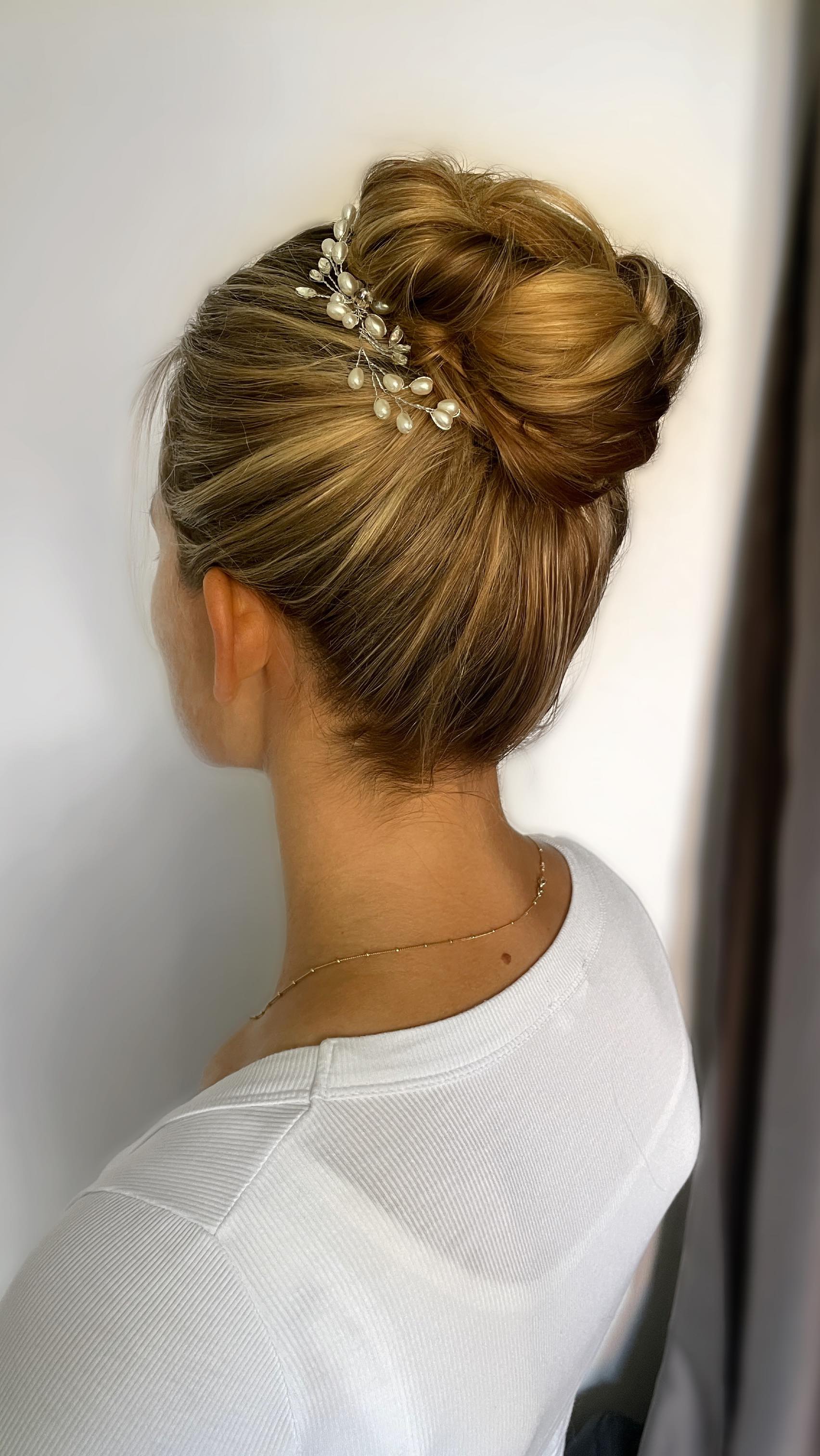Here’s a little preview from Tash’ bridal hair and makeup trial session.
Your trial session is a great opportunity to try out the look you’re thinking of your big day, to make changes and tweaks, to chat everything through and work together to create a look/s you love and the wedding morning you’re hoping for.
#bridalhair #bridalmakeup #highbun #bridalbun #highbunhairstyle #highbunlook #bun #bridalbun #weddinghair #weddingbun #weddinghairstyles #hair