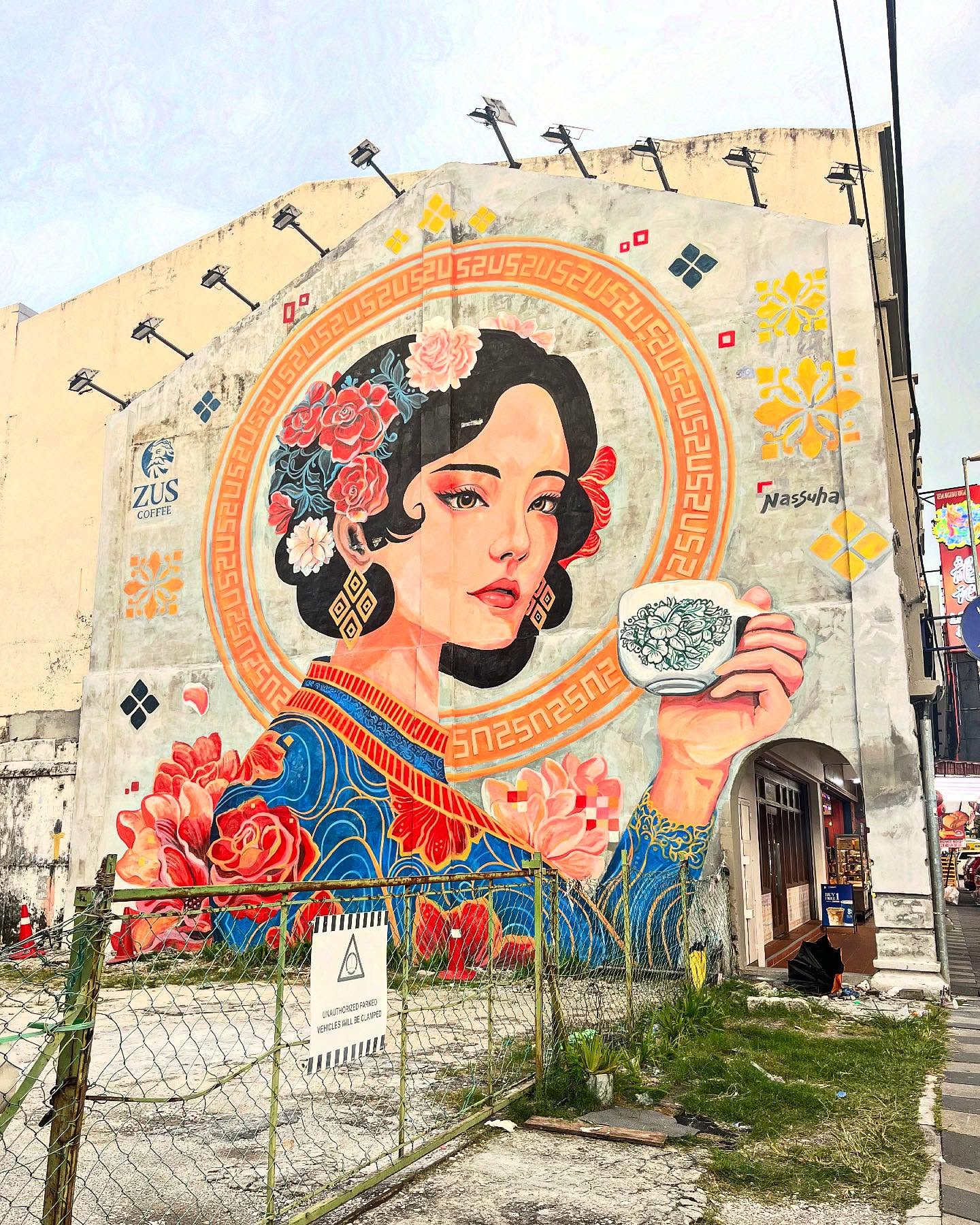 Ipoh’s streets double as an open-air gallery — spotted this one while grabbing a coffee 💛☕️ 🌺
Ipoh was once one of the wealthiest cities in Southeast Asia, thanks to its booming tin mining industry in the 19th century — now it’s known just as much for its street art, white coffee, and laid-back charm.
#IpohStreetArt #VisitIpoh #MalaysiaTravel #StreetArtLovers #WallArtWednesday #TravelMalaysia #OpenAirGallery #IpohOldTown #ArtOnTheStreets #CaféVibes #UrbanArtDaily #WanderMalaysia #HiddenGems #TravelInspo
