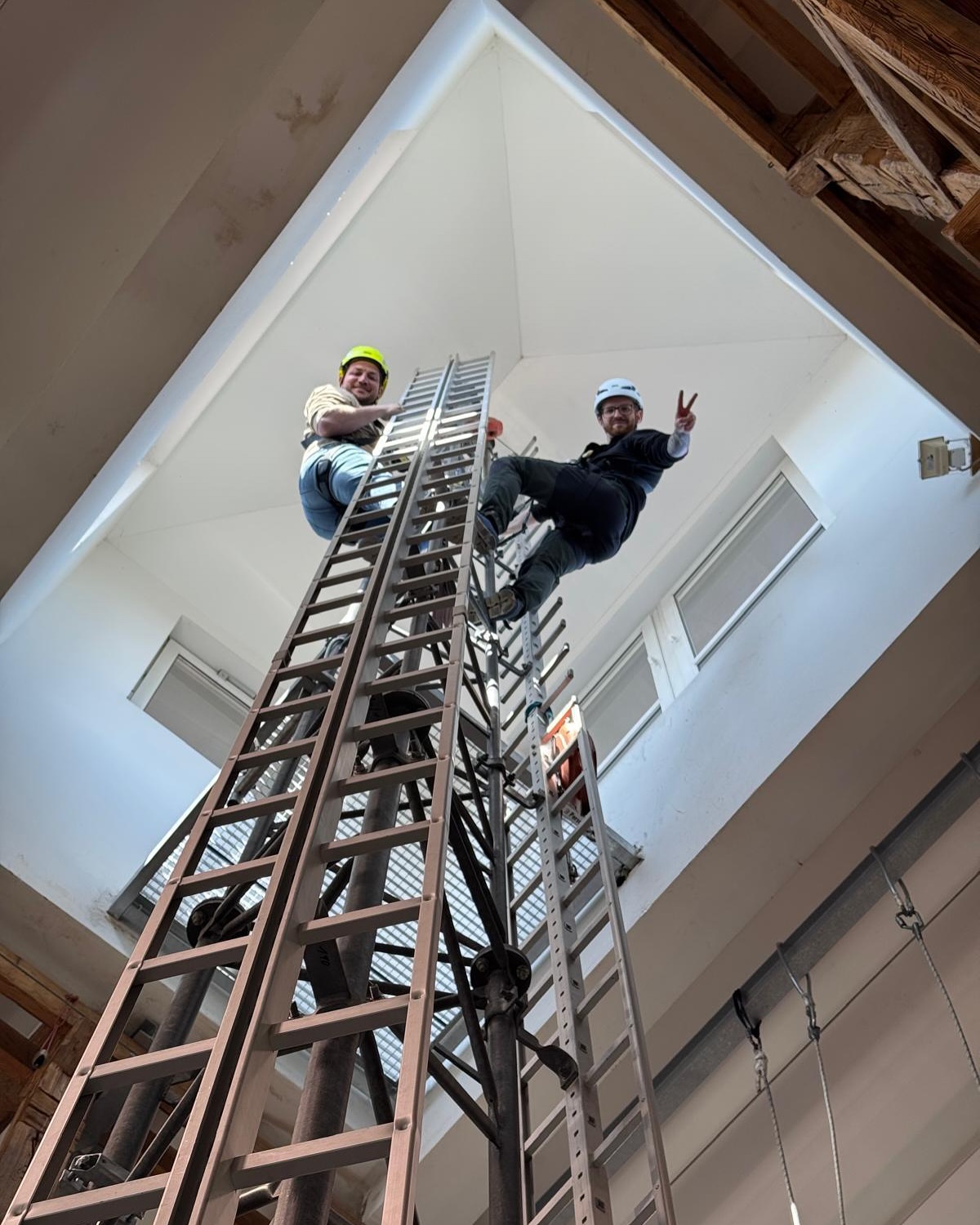 Safety first! Höhenschulung unserer Mitarbeiter für das korrekte „Anhängen“ auf der Baustelle macht sichtlich Spaß! Danke an das Team von #hoehenwerkstatt #mayrbau