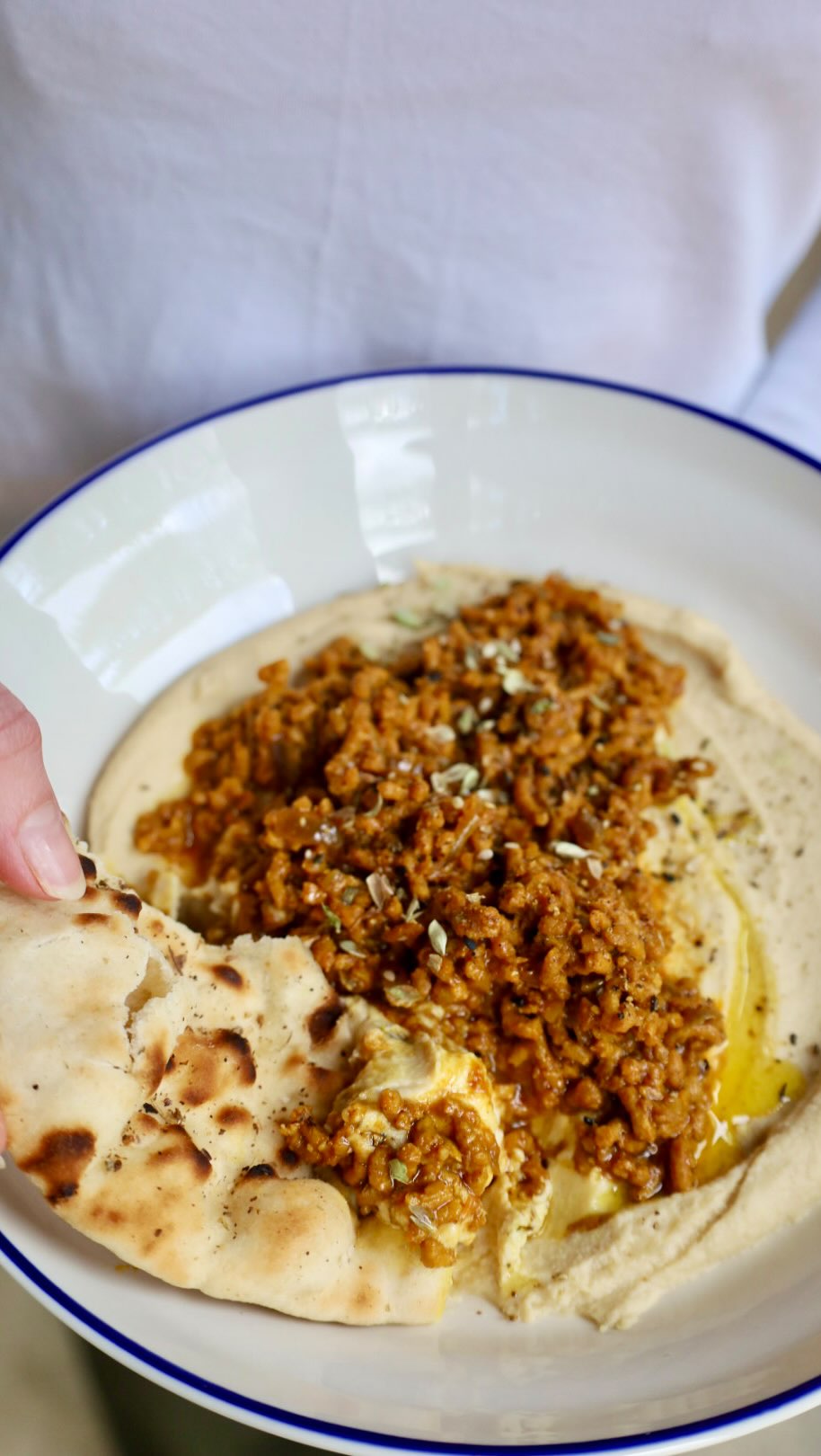Introducing my vegan Spiced Mince Hummus Bowl.
Using @this.uk vegan mince, cooked with fragrant bobotie (curry) spices, served on a bed of homemade hummus and a side of flatbreads. Can it get any better than this? Recipe is up on my blog 🙌
#veganerezepte #foodblogger #gesunderezepte #foodreels #gesundessen #foodphotography #plantbased #gesundeernährung #hummus #hummusrecipe