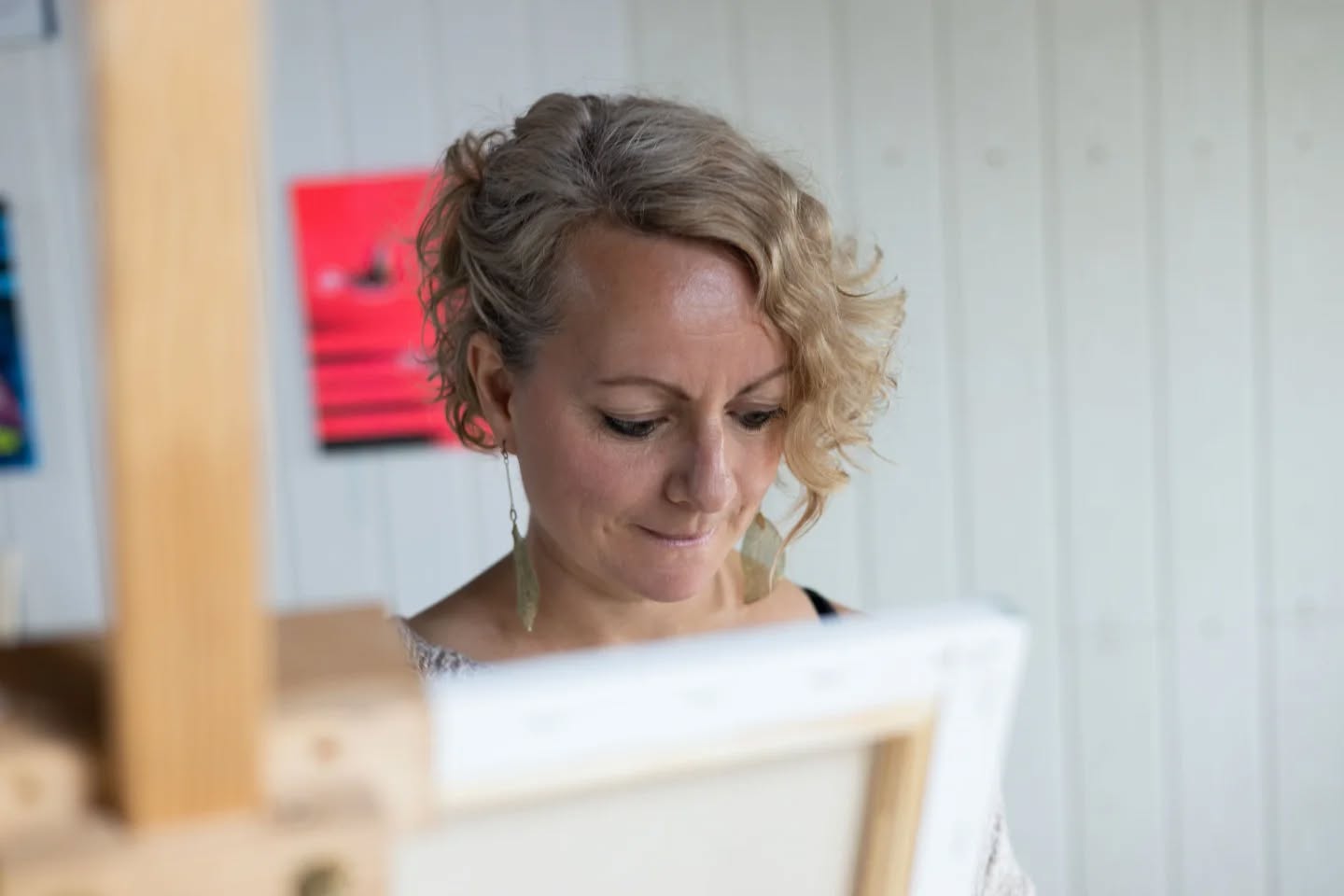 Danke, dass du ein Teil meiner Reise bist. ✨
Deine Unterstützung, dein Interesse und deine Augen, die meine Kunst sehen, bedeuten mir mehr, als Worte ausdrücken können.
Ich freue mich sehr, wenn du mich weiterhin begleitest – auf meinem kreativen Weg, durch Farben, Formen und Geschichten. 🎨💖
Neona Mare
#neonamareart #dankbarkeit #meinweg #kunstmitgefühl #artjourney #communityliebe #kunstmitherz