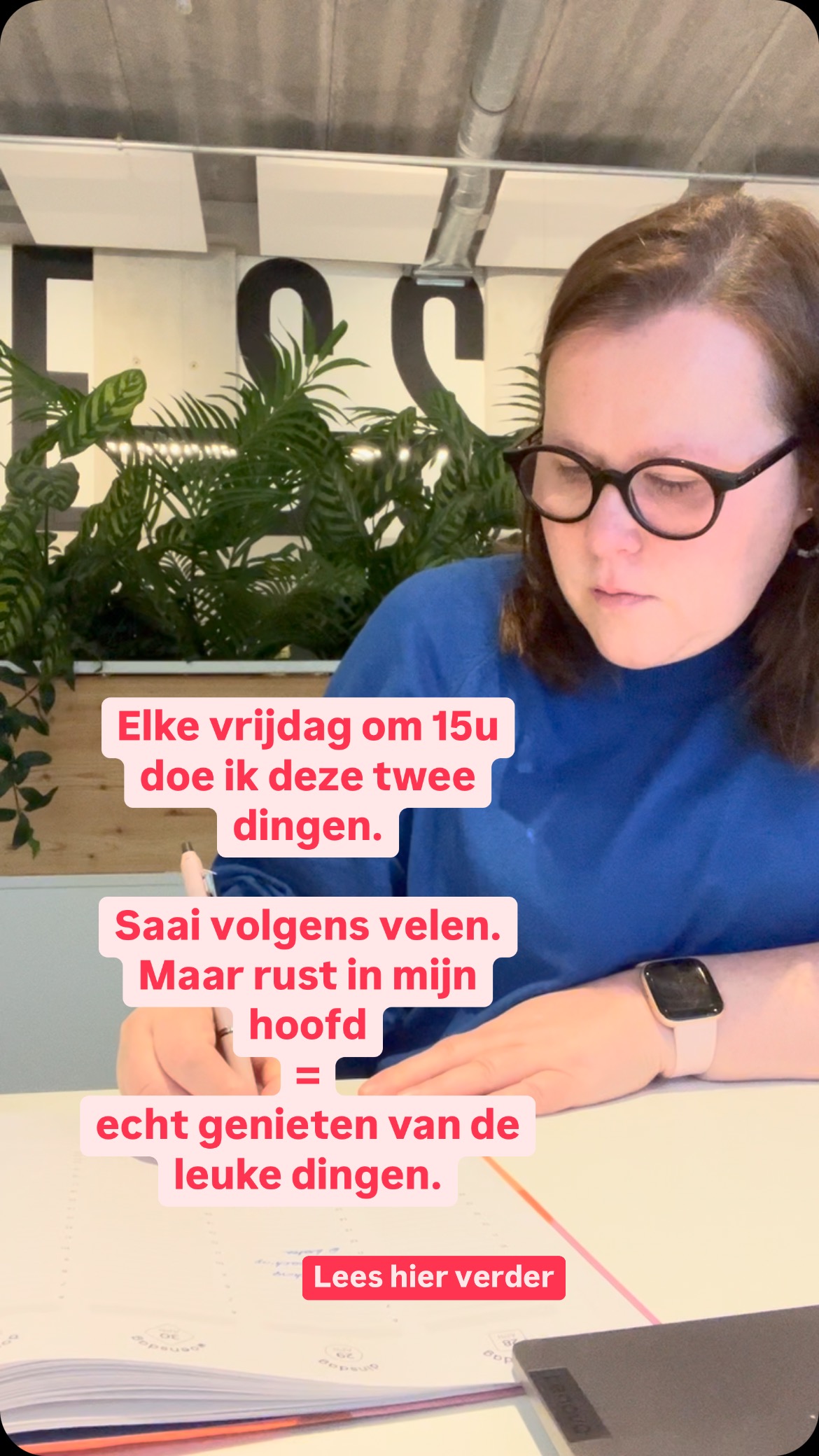 Elke vrijdag om 15u doe ik twee dingen. Ik hoor wel eens dat dit saai is maar hierdoor kan ik wel genieten van een niet saai weekend!💥👊🏼
1. Ik check mijn to do’s van de huidige week. Wat staat er nog open? Wat moet er nog dringend gebeuren en staat echt in brand? Wat kan later? En dat plan ik dan ook meteen in.
Ik check ook of er nog to do’s verstopt zitten in mijn mails, ergens zwevend in mijn hoofd of in een notitieboekje. Ook die verwerk ik in mijn plansysteem.
2. Terwijl ik mijn werkplek opruim bedenk ik me wat deze week goed liep en ik zeker wil behouden of zelfs versterken. Maar ook naar wat minder goed liep en hoe ik dat dus anders ga doen. Met dat in mijn achterhoofd maak ik de planning voor volgende week.
Resultaat: Brandjes zijn geblust, mijn plansysteem is bijgewerkt en ik ben klaar om het weekend in te vliegen. Een heel leuk weekend want we hebben heel wat plannen.
Ga jij straks hetzelfde doen?
#plannen #minderstress #rust #energie #zelfzorg #stresstips #stresscoach #burnoutpreventie #burnout #stress