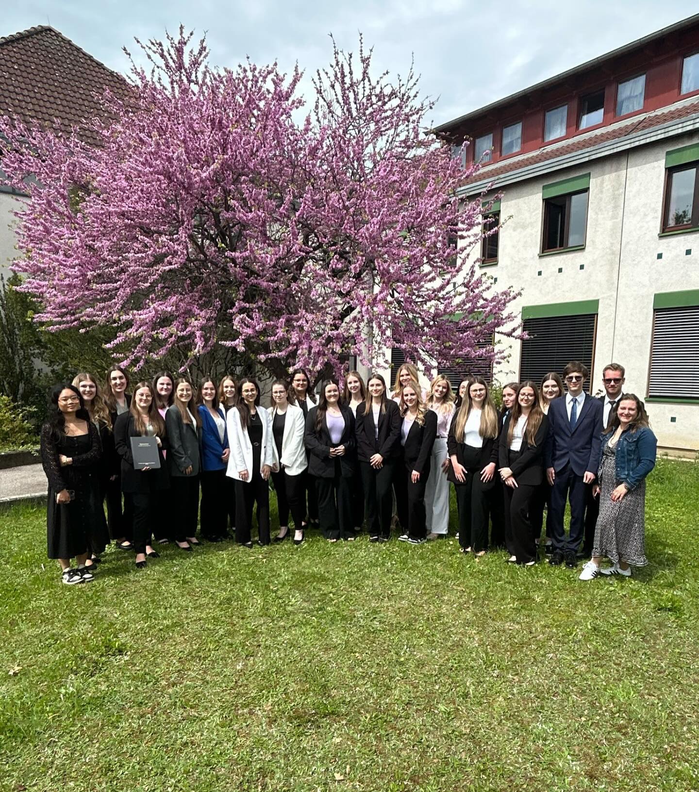 Die Schülerinnen und Schüler der 5HLS haben heute erfolgreich ihre Diplomarbeitspräsentation abgeschlossen. 🥳 wir gratulieren ganz herzlich zu den tollen Leistungen! 😊