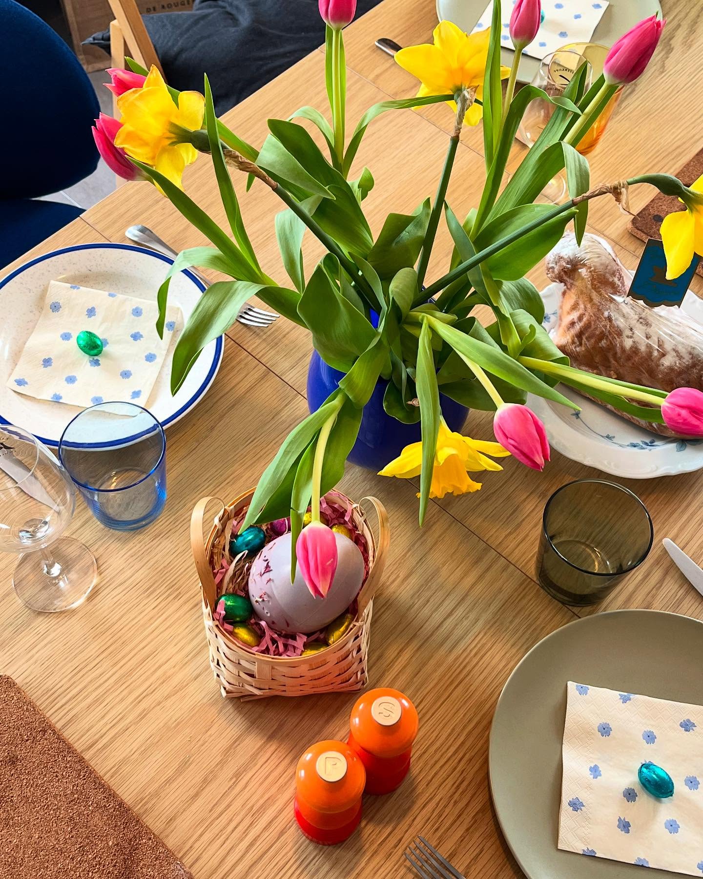 Joyeuses Pâques à tous ceux qui fêtent ☺️
premiere fois qu’on fait ça chez nous 🌷 ça me fait trop plaisir de recevoir la famille autour d’un bon repas 🫶
avec lamala @patisseriegaugler et œuf Calice @fleurs.de.chocolats 🐑🐣
.
.
.
#paques #alsace #france #feteenfamille #famille #table #recevoir #hosting #tablescape #easter #pâques #eastersunday #decor #decoration #decorationdetable #fleurs #tulips #lamala #easteregg #chocolate #easterchocolate #chocolat #americaninfrance #uneboucheeaday