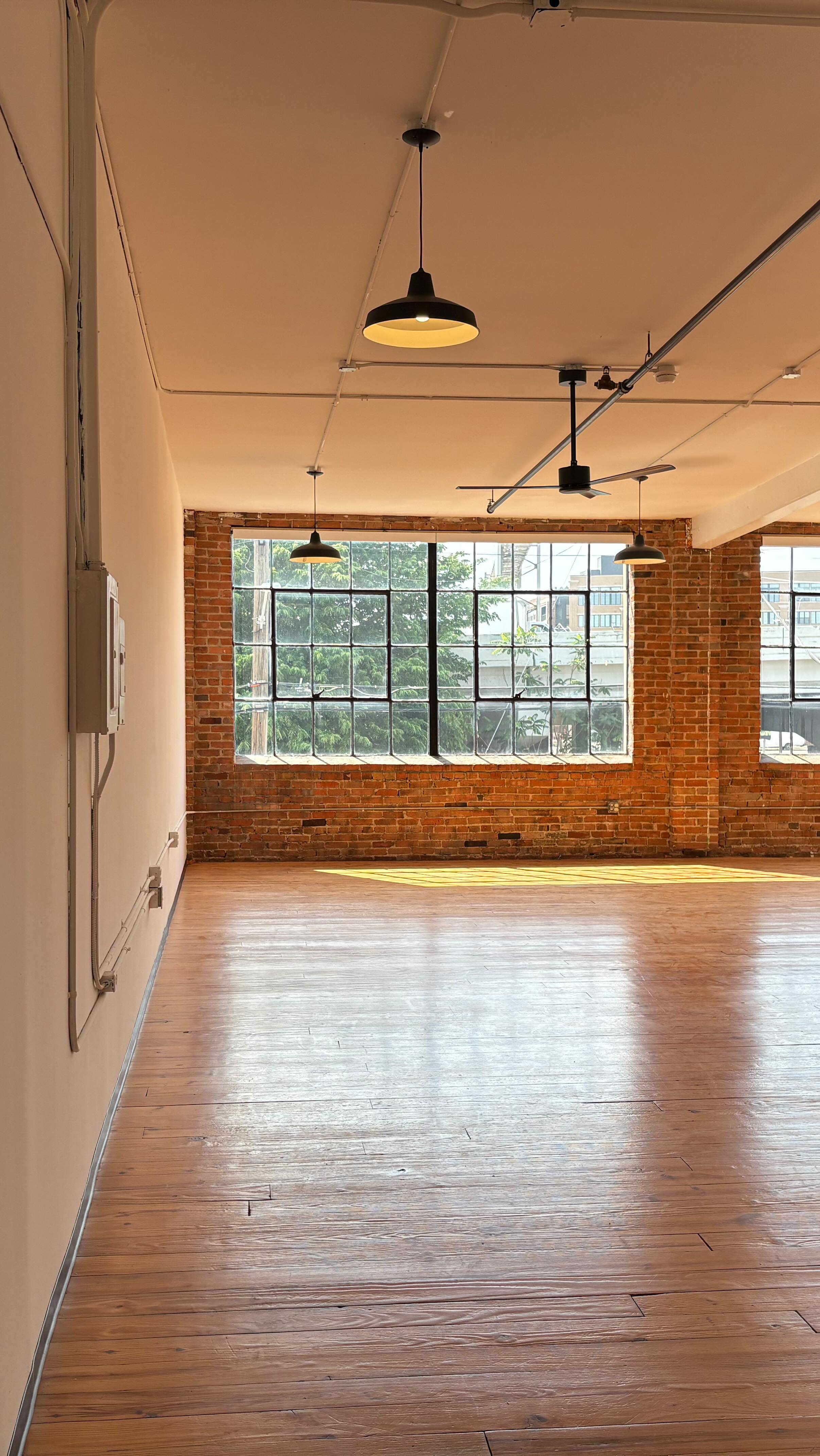 Now you can snag this 1574 square-foot loft for only $2,000!! 😲🤩
#loft #deepellum #dallasloftsapts