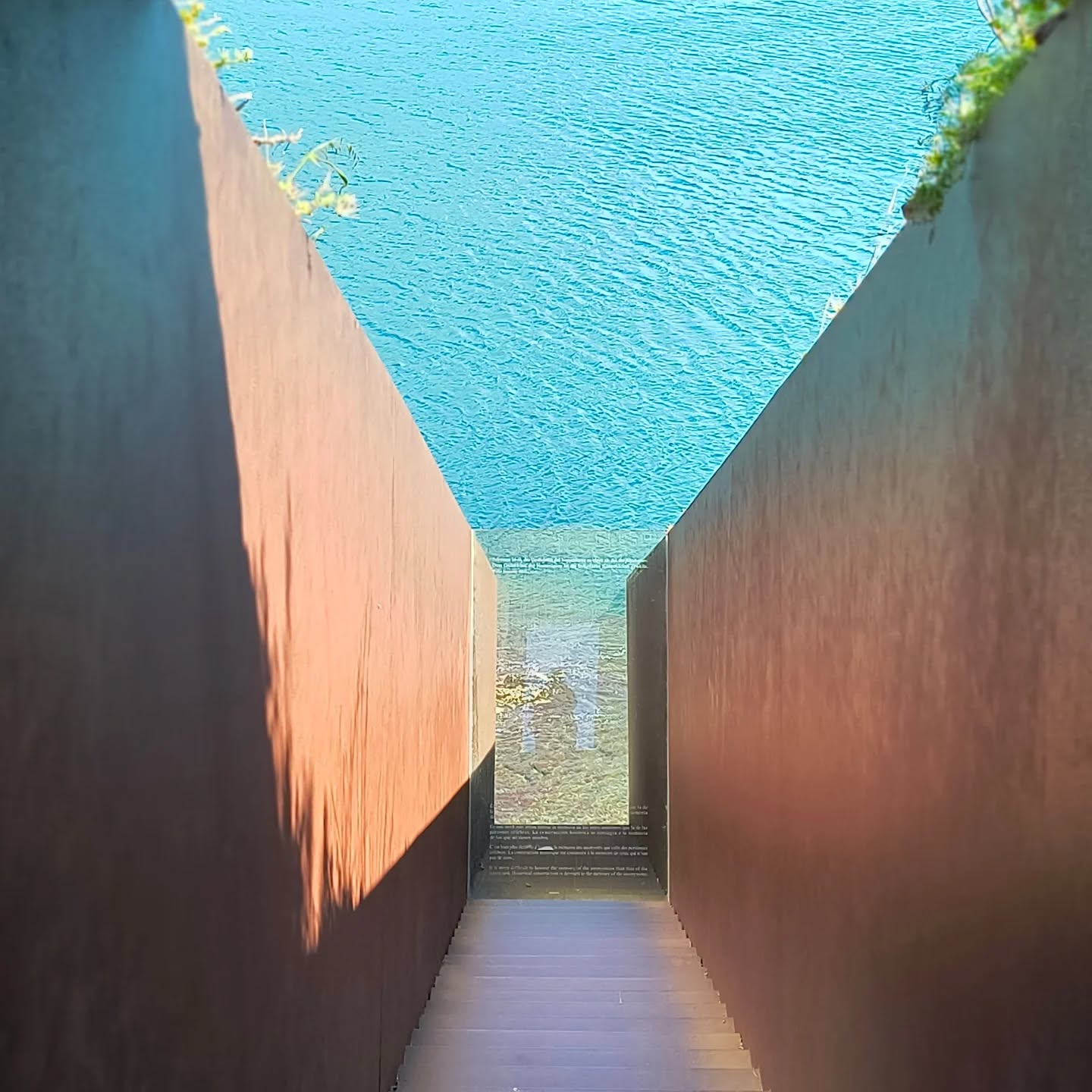 Son tantos años queriendo transitar este pasaje.
Conocer Portbou.
Honrar la memoria de Benjamin, en este instante de peligro.
Y estoy aquí.
Gracias Nikos, Dani y Leo por acompañarme <3