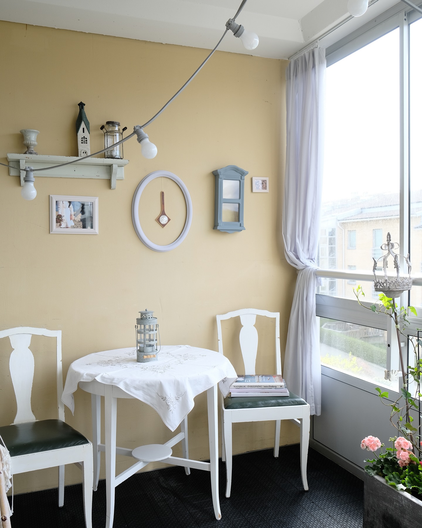 🌼
When spring comes,
it feels like flowers bloom in my heart.
I look, listen and touch the things I love.
Soft, pretty moments quietly fill me up.
I’m holding them deep inside—
a quiet time to rest,
so I can keep painting for a long time.
-
봄이 오면,
마음에도 꽃이 피는 듯
좋아하는 것들을 보고, 듣고, 또 만지며
조용히 스며드는 예쁜 순간들을
마음 깊은 곳에 곱게 눌러 담는 중
오래도록 그리기 위한,
⠀
⠀
⠀
⠀
⠀
⠀
⠀
#4월의순간들 #aprilmoments