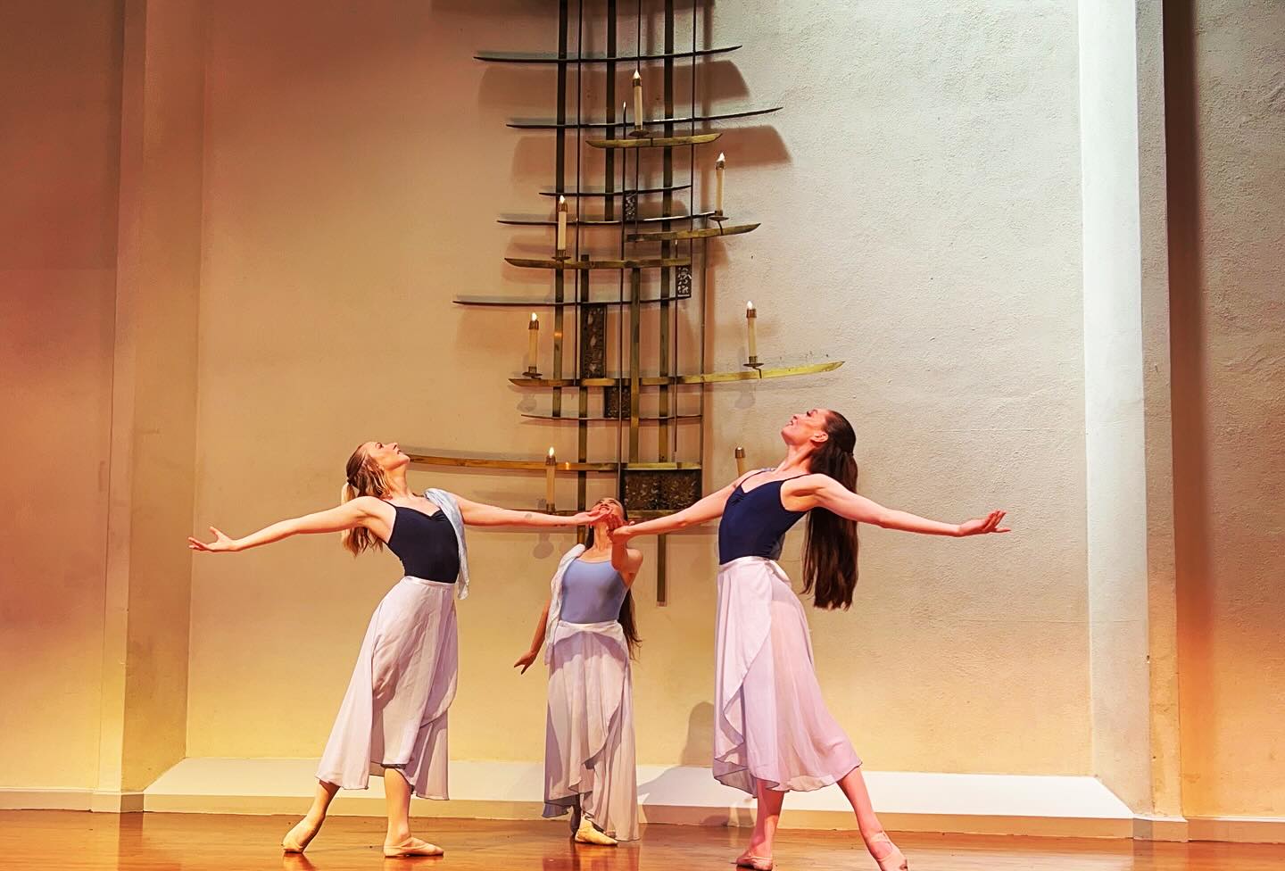 Happy Easter!!!
Excited to perform this dance next Saturday, to the beautiful choral Renaissance piece “Sicut Cervus”
“As the deer longs for flowing streams, so longs my soul for Thee, O God.”
Sicut cervus desiderat ad fontes aquarum, ita desiderat anima mea ad te, Deus.
Psalm 42:1
See link in bio for performance details!
😊🦌