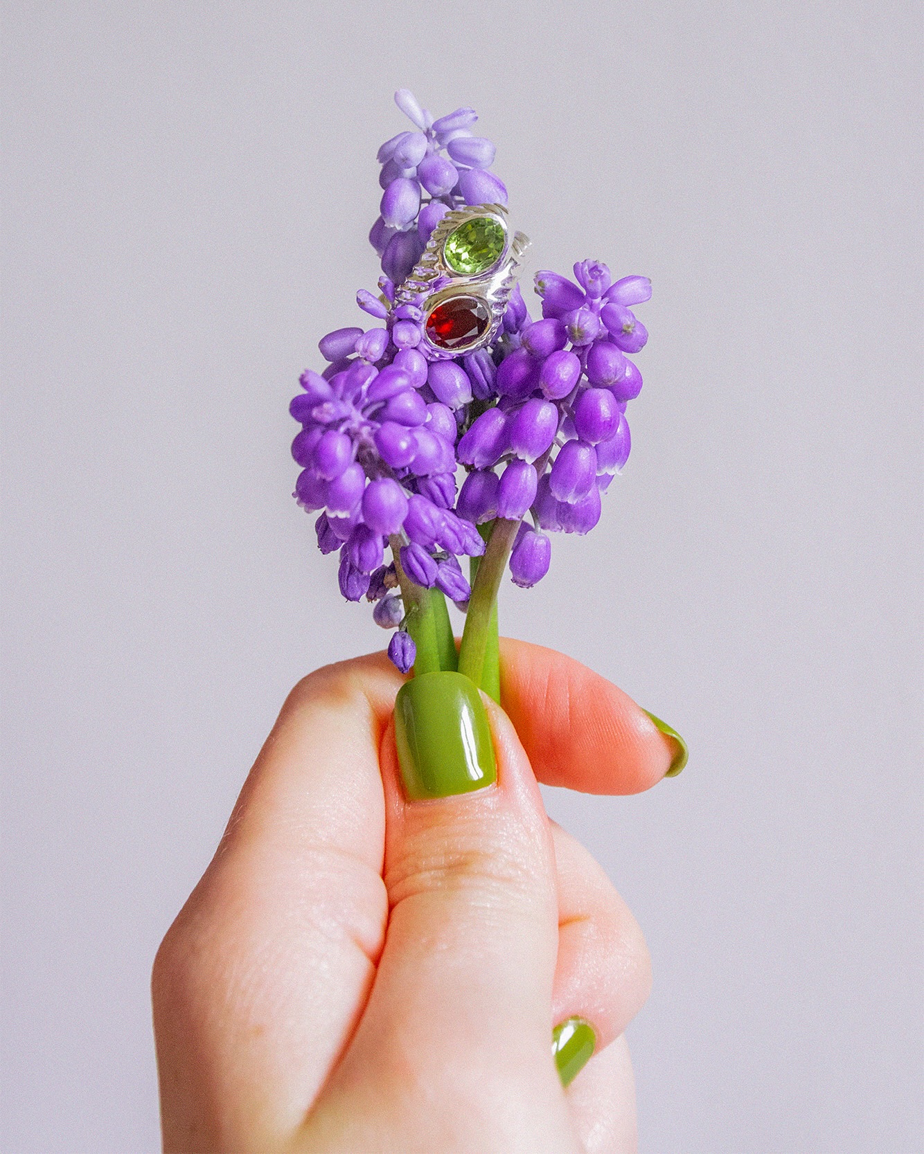 Puisque nous sonne dans l’année du serpent 🐍, je me devais d’en faire une bague conceptuelle ❤️💚
Et puisque c’est le printemps, les accessoires photo les moins chères restent les fleurs du jardin 😊💐🪻
Bague fabriquée sur mesure et à la commande. N’hésitez pas à me contacter directement si vous voulez un autre assemblage de pierres.
#creationsurmesure #baguedecréateur #bagueserpent #baguegrenat #bagueperidot #creatricedebijoux #creationbijoux #bijouxargentés #bijouxdorés #baguefemmeargent #jewelrymaker #jewelery #jewelrycreator #waxcarvingjewelry #surmesure #baguepersonnalisée #pourtoi❤️