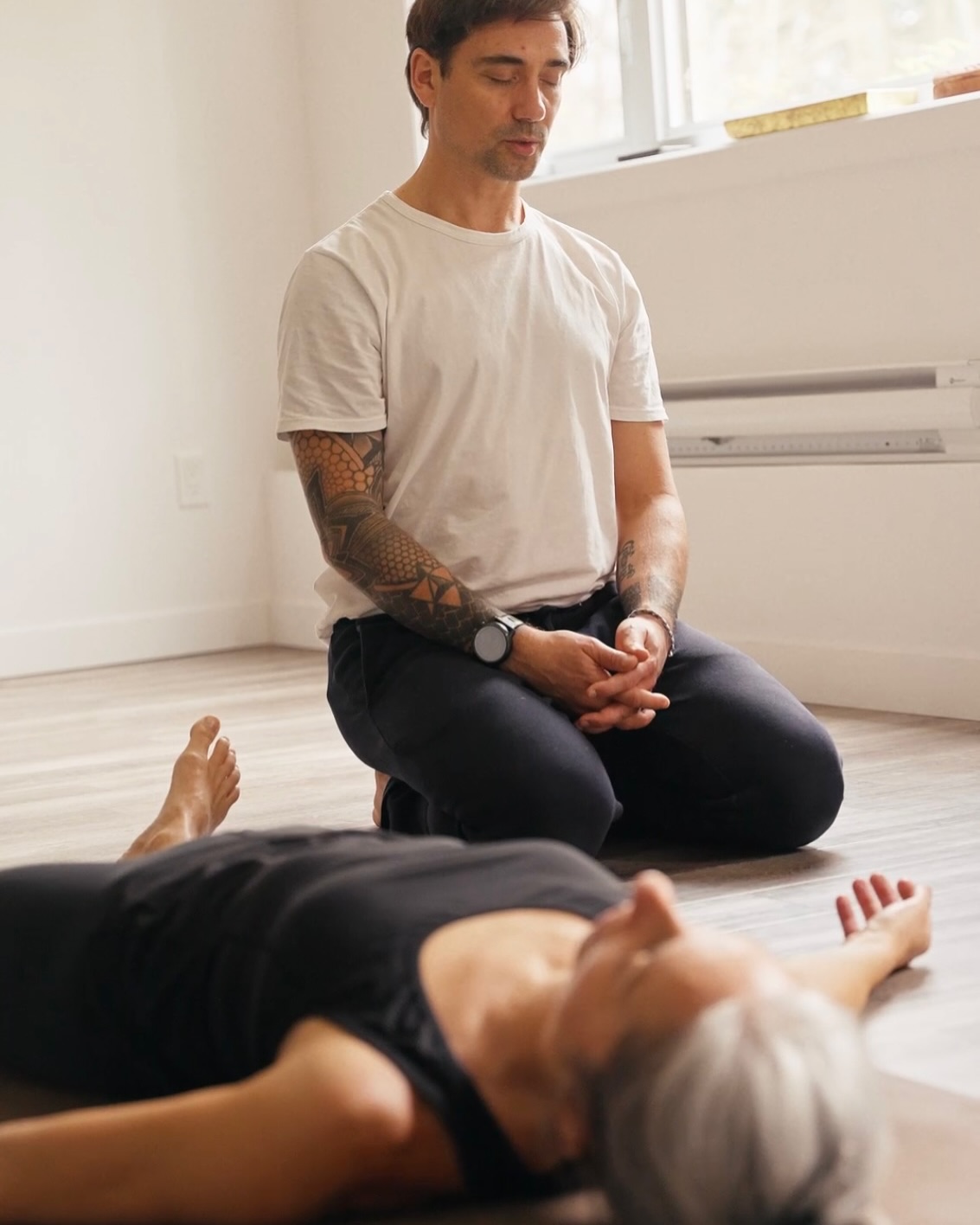 Quelle joie de pouvoir œuvrer chaque jour dans ce que j’aime profondément : accompagner les personnes sur leur chemin de vie.
Le corps est, dit-on, le véhicule de l’âme… Et c’est par lui que tout commence!
À l’origine, j’enseignais le yoga. Aujourd’hui, je me reconnais davantage comme un coach - au sens large.
Oui, le mouvement est souvent la porte d’entrée. Mais à travers lui, on explore bien plus… Chaque rencontre devient un espace pour comprendre comment la personne pense, ressent, vit.
On touche à l’émotionnel, à l’énergétique.
On éclaire des zones parfois oubliées.
On réaffirme ce que l’on veut vraiment.
On laisse aller ce qui ne nous sert plus.
L’accompagnement que je propose en ce moment est essentiellement privé ou semi-privé et je ressens une immense gratitude pour cette intimité partagée, pour ces instants de vérité.
C’est aussi à travers ce travail que j’évolue. Être témoin de l’autre, c’est aussi mieux se comprendre soi-même!
Nous sommes tous uniques et pourtant au fil des rencontres je réalise que nous portons bien souvent les mêmes blessures, les mêmes élans, les mêmes désirs profonds…
J’ai cette chance de pouvoir travailler depuis chez moi, dans un espace pensé pour cela - un lieu épuré, lumineux où le mouvement, la parole, la respiration, le toucher et la présence s’entrelacent naturellement.
Après dix ans d’enseignement, mon approche a grandi avec moi : Yoga, entraînement fonctionnel, mobilité, techniques de relâchement inspirées du Thai Massage, et une approche thérapeutique nourrie par la physiothérapie.
En juin, une nouvelle formation viendra encore enrichir ce chemin que je trace, jour après jour.
Merci infiniment à toutes celles et ceux qui croisent ma route et qui me permettent d’exercer ce métier du cœur.
C’est un grand honneur, une chance, un échange vivant! 🙏🏼