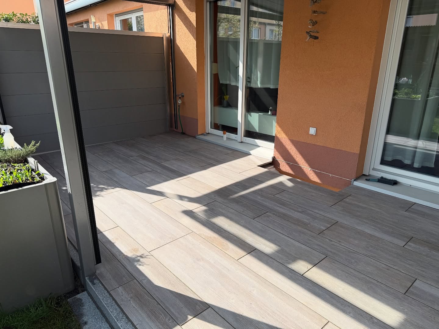 Pünktlich zu Ostern konnten wir diese Terrasse fertigstellen. Verlegt wurde Feinsteinzeug 120x40x2, 120x30x20 und 120x20x2 von @emperorceramics gebunden in Drainbeton.
@emperorceramics
@gartensteine.de
#terassengestaltung #outdoorceramics #natursteine #feinsteinzeug