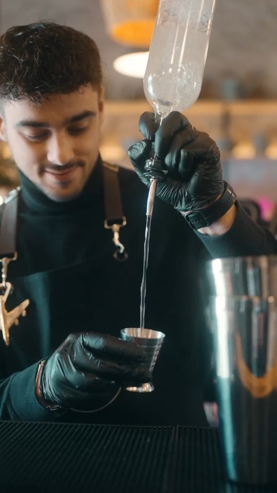 Retour sur notre cocktail signature, les Îles Lavezzi, que vous avez pu découvrir lors du Drunk in Love Festival !
Un mix rafraîchissant aux arômes de framboise, passion et abricot, sublimé par une impression personnalisée parce que chaque détail compte.
Le Drunk in Love Festival, un salon du mariage intimiste et authentique à Clermont-Ferrand
On s’y retrouve l’année prochaine ? 🍸
Merci à Théo de @tb.production_ pour cette superbe vidéo tournée pendant le salon !
Vidéaste 📷 : @tb.production_
Wedding planeur 🌸 : @lauetlavieenrose
Salon du mariage : @drunkinlovefestival
.
.
.
.
#BarÉvénementielLyon#CocktailsMariage#BarMobileLyon
#BarmanMariage#BarPourÉvénement#MixologieLyon
#BarPrivéLyon#MariageLyon#OrganisationÉvénement
#SoiréePrivée#CocktailTime#FêteEntreAmis
#InspirationMariage#ÉvénementLyon