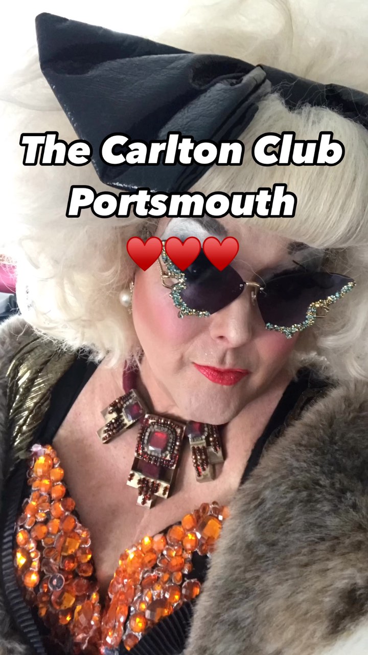 Afternoon session at The Carlton Club in Portsmouth yesterday. #carltonclub #bottomlessbrunch #littleblackdress🖤