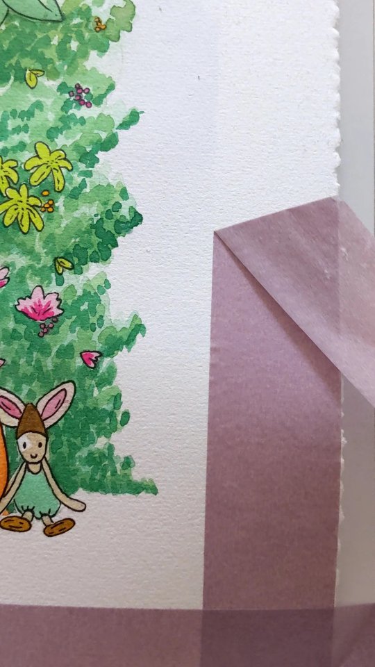 🔉ASMR - SOUND ON
🎶 Le doux bruit du scotch que l'on retire délicatement, et qui signifie que... Cette aquarelle est terminée ! Aujourd'hui c'était l'application d'un vernis spray pour la protéger, et demain déjà elle partira dans sa famille 💌
C'était quand même une aventure que de réaliser cette première commande de portrait de famille, sur un très grand format (je vous montrais comment je reportais le brouillon sur le papier il y a quelques semaines). Prendre le temps, laisser les différentes couches sécher, avoir peur de faire une bêtise à chaque nouveau passage 🥲
En tout cas je me suis éclatée et je remercie encore S&V pour leur confiance 🫶