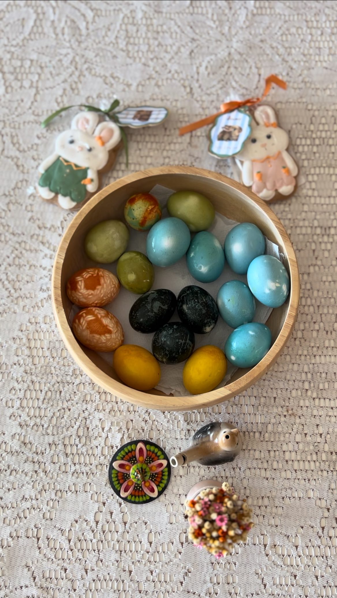 Pessanky e Krashanky ? Como fazer fácil? E jogo de bate ovos para adivinhar o seu sorte !
Receita:
Cor amarelo - ovos cozidos em água com cúrcuma
Azul claro - repolho roxo com vinagre (2 colheres)
Azul escuro - repolho roxo
Verde - repolho roxo e chá hibisco
Marrom - casca de cebola
#pascoafeliz #ovospintados #ovosdepáscoa #ucrania