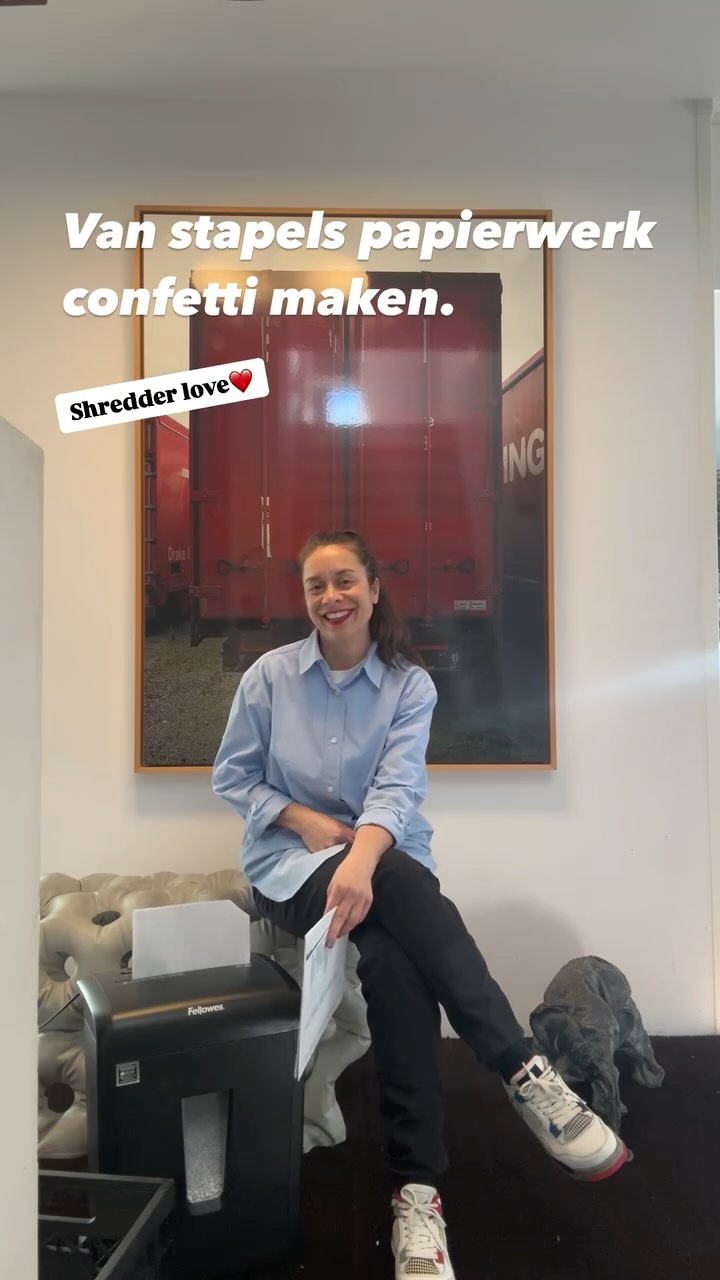 Behoor jij tot die generatie van betalen, krulletje plaatsen als het betaald is en de datum van betaling bovenaan?
Zo ja, dan bewaar je waarschijnlijk ordners met jaren aan papierwerk 😉
De gedachte die hier achter zit is meestal ‘zekerheid’.
Of uit ‘veiligheid’ dat je bewijs hebt als er iets misgaat.
Maar slechts een aantal documenten is belangrijk om te archiveren of tijdelijk te bewaren.
De rest kan weg.
Voor ondernemers en bedrijfseigenaren geldt wel een bewaarplicht van 7-10 jaar,
Maar privé niet.
Ik reduceer bij klanten stapels en mappen papierwerk tot 3 categorieën:
1. To do - deze werk je elke week op een vaste dag bij.
2. Tijdelijk archiveren - denk aan garantiebewijzen. Er zit een einddatum aan vast.
3. Archiveren - zoals bijvoorbeeld je hypotheek akte.
Elke envelop die je ontvangt valt onder 1, 2 of 3.
De rest kan weg.
Is er een ‘to do’ die minder dan 5 minuten duurt dan berg je deze niet op, maar doe je het meteen.
Papierwerk wat tijdelijk bewaard dient te worden komt meestal mondjesmaat binnen.
En papierwerk voor archiveren een enkele keer.
Inmiddels ontvang ik zelf niet veel post meer en hoef ik ook niet elke week to do’s op te pakken.
Ik wil dat mijn klanten zo min mogelijk ruis voelen door wanorde in papierwerk. Dit op orde krijgen is een van de randvoorwaarden om rust te voelen in huis.
Als je veel stapeltjes hebt liggen op verschillende plekken in huis dan kan je het beste beginnen met het bij elkaar verzamelen. Dat zal je al iets meer overzicht en rust geven.
Van daaruit ga je zo veel mogelijk wegdoen....
Een waarschuwing, papierwerk shredden is verslavend ;-)
Heb je vragen over het opruimen van je papierwerk of een andere vraag? Boek een call of stuur een DM.
#Ontspullen #Overzicht #Rust #Opruimcoach #PapierwerkopOrde #MarieKondoMasterConsultant