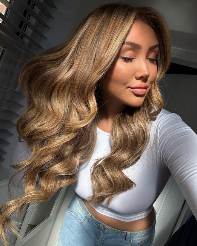 Absolutely OBSESSED with @ohmygeeee new hair 👑🫶🏻
Wearing 20” @remicachet weave & ultra tips
I love seeing my clients selfie and getting send and tagged in photos! Seeing yous feel confident and totally in love with your hair is the BEST part of my job. It’s not just about the hair — it’s about how it makes you feel. So grateful to do what I love and having all you lovely people in my chair! and creating pretty hair 🧵🪡🫶🏻 Don’t forgot to tag me in selfie so I can reshare your hair 🤍